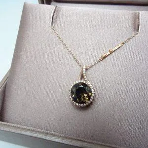 Collana in oro rosa con pendente quarzo fumè