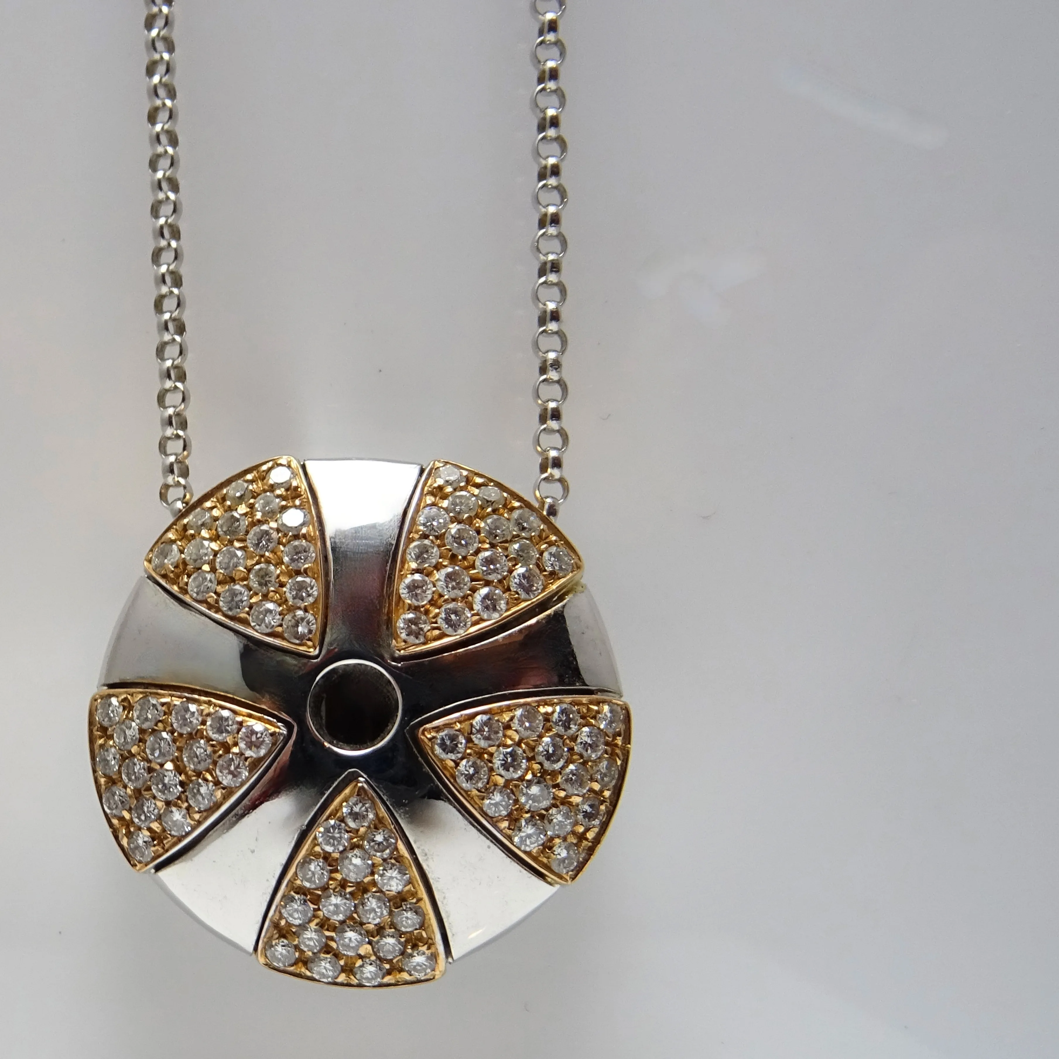 Collana in oro bianco con pendente sferico da 1.27ct di diamanti