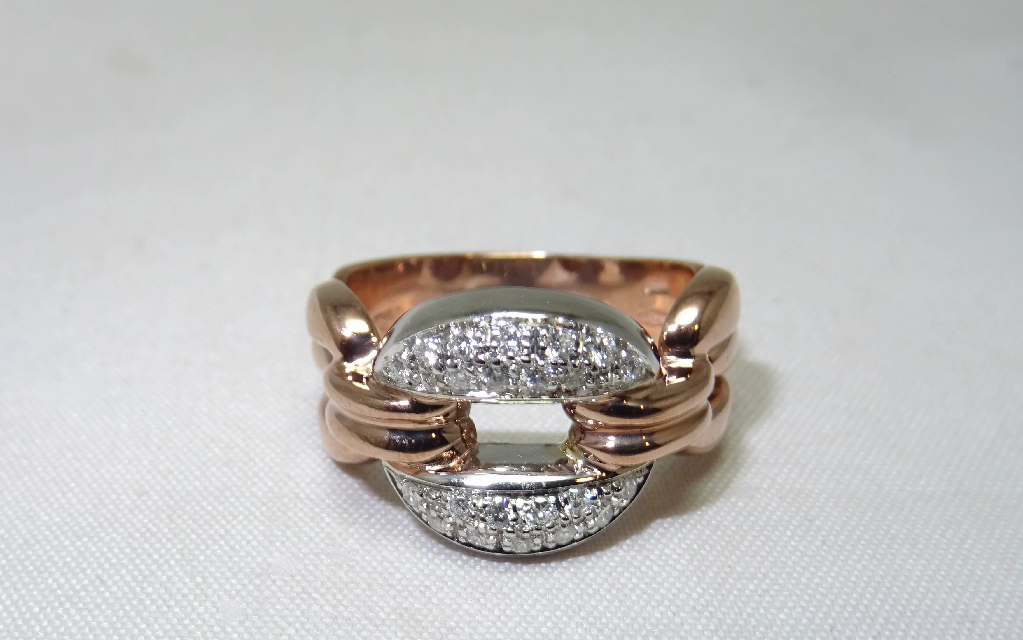 Anello in oro rosa con diamanti