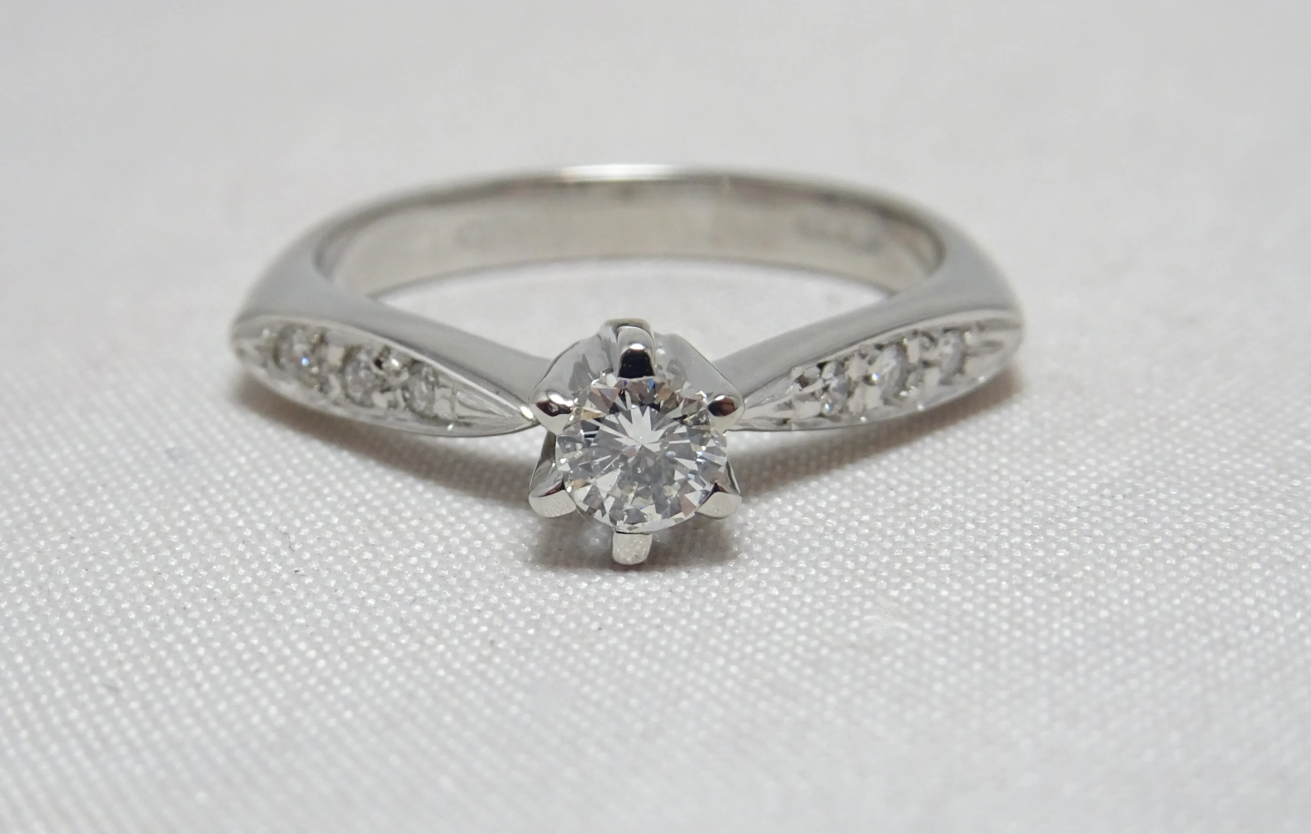 Anello con Diamanti centrale e laterali