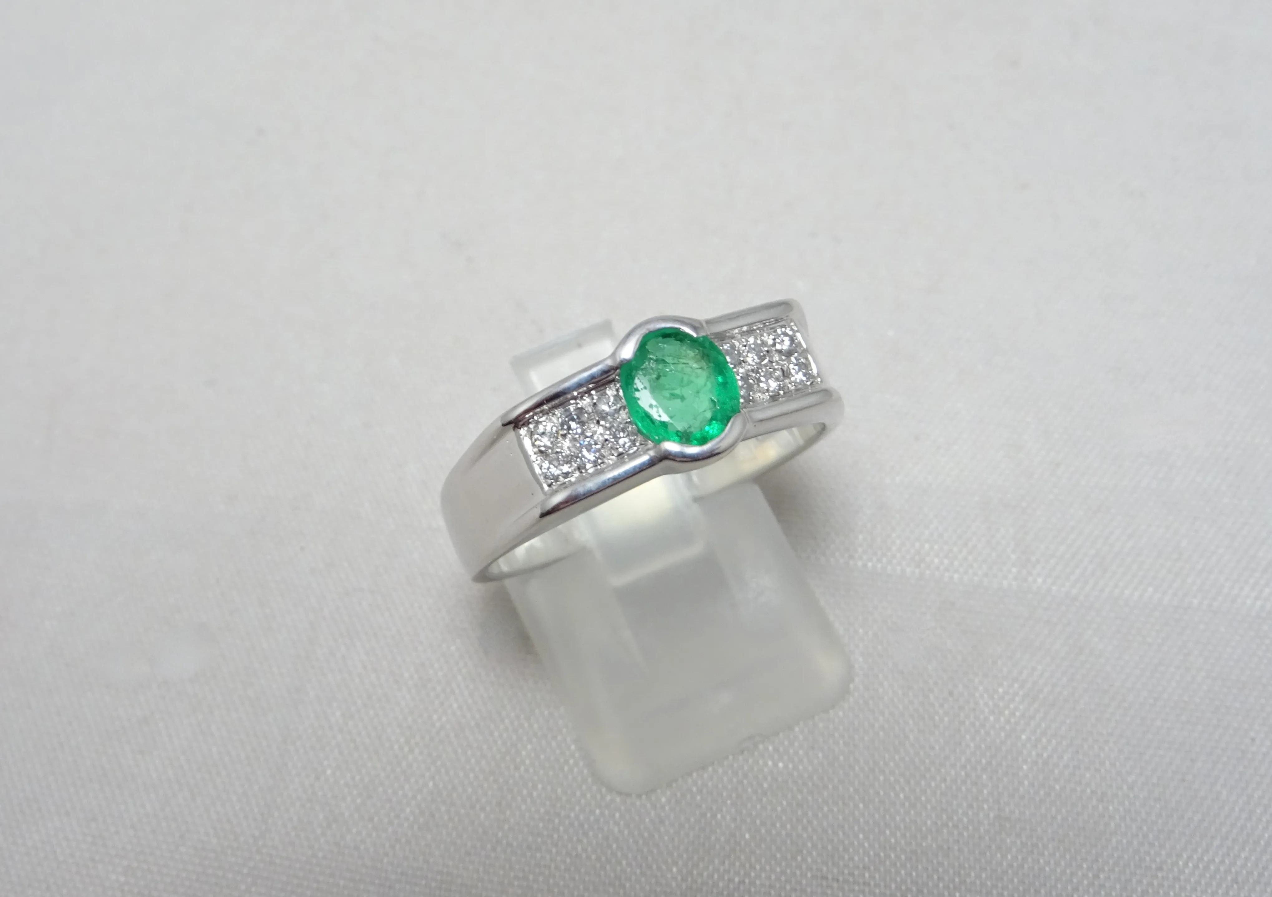 Anello in oro bianco con smeraldo e diamanti