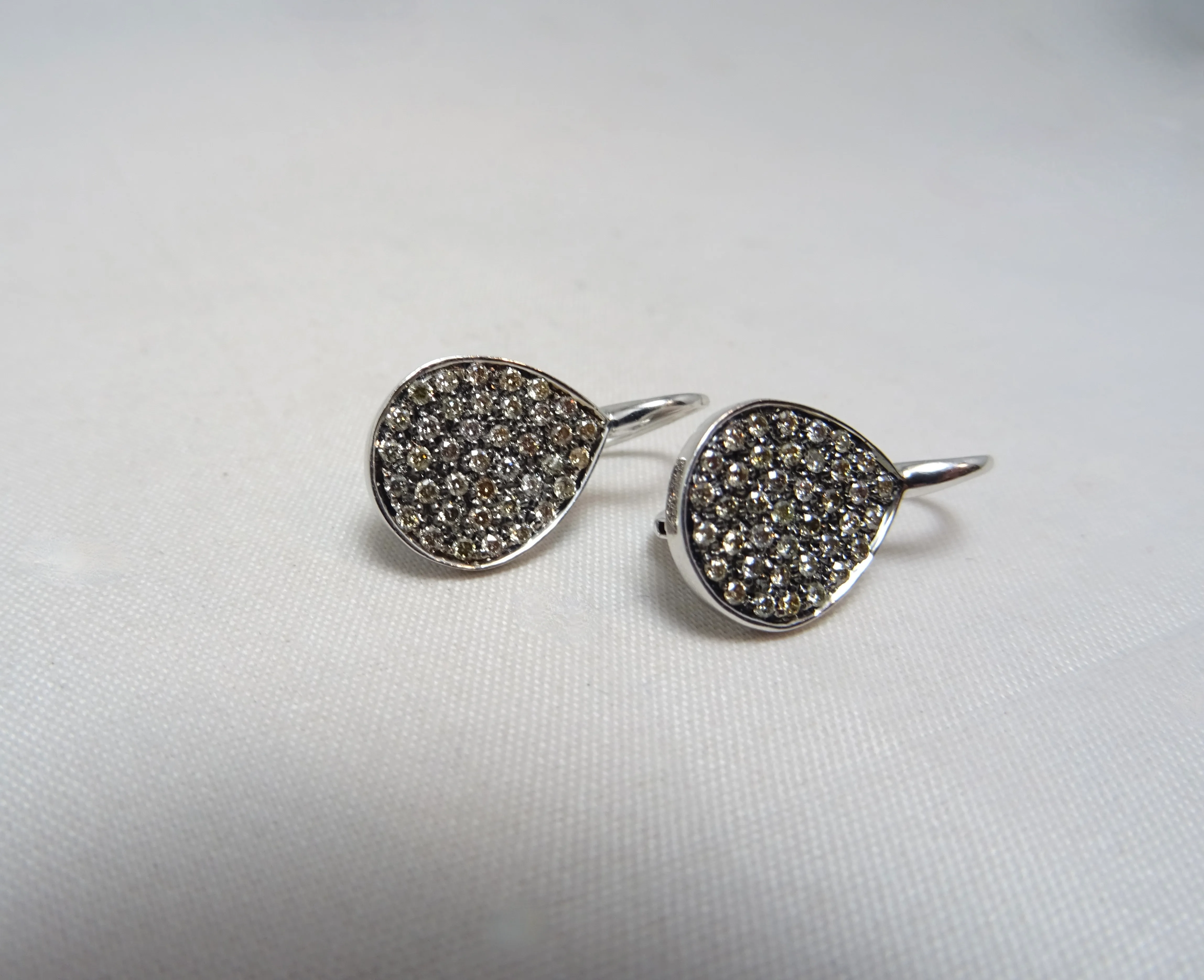 Orecchini a monachella in oro bianco con diamanti brown