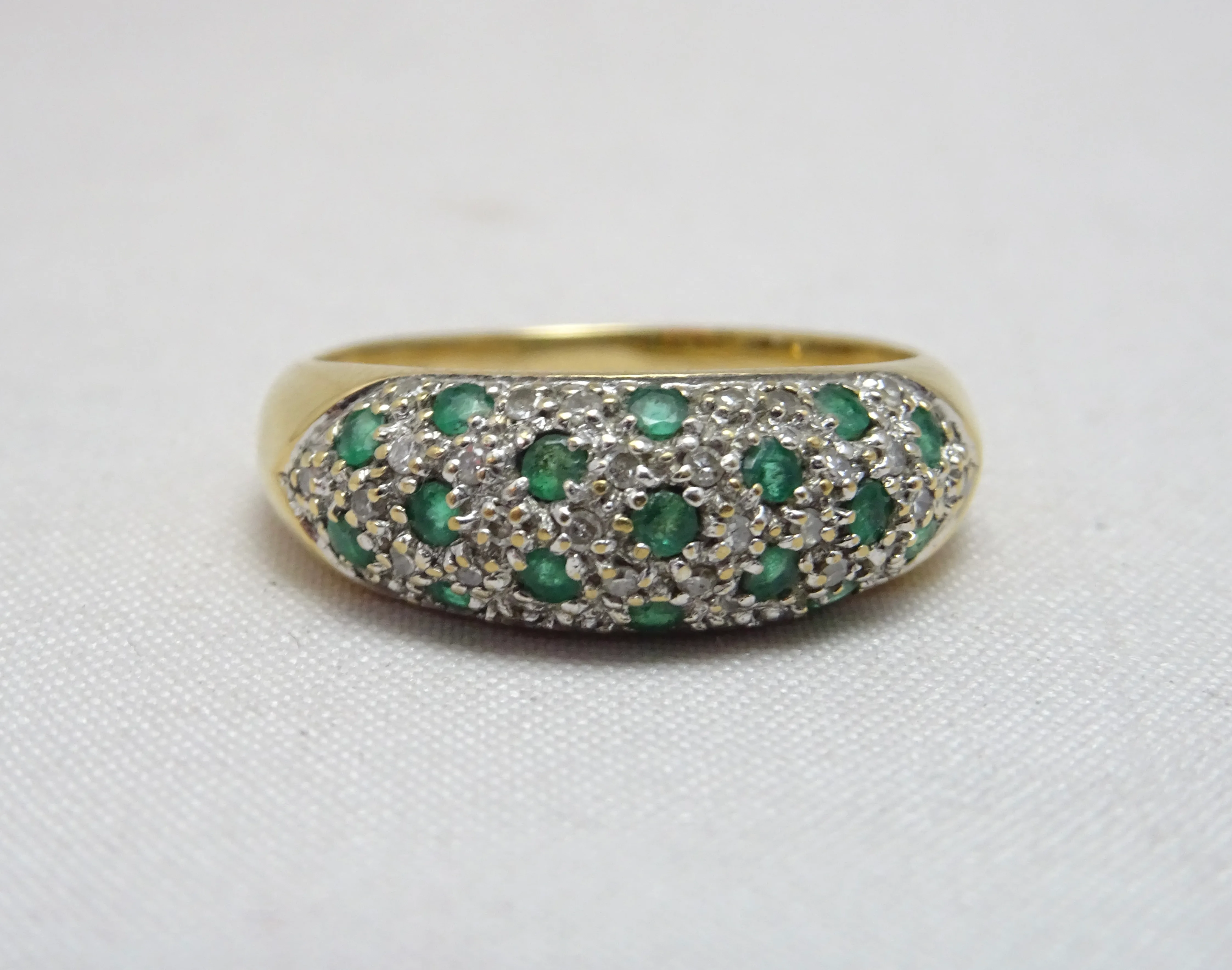 Pave diamanti e smeraldi
