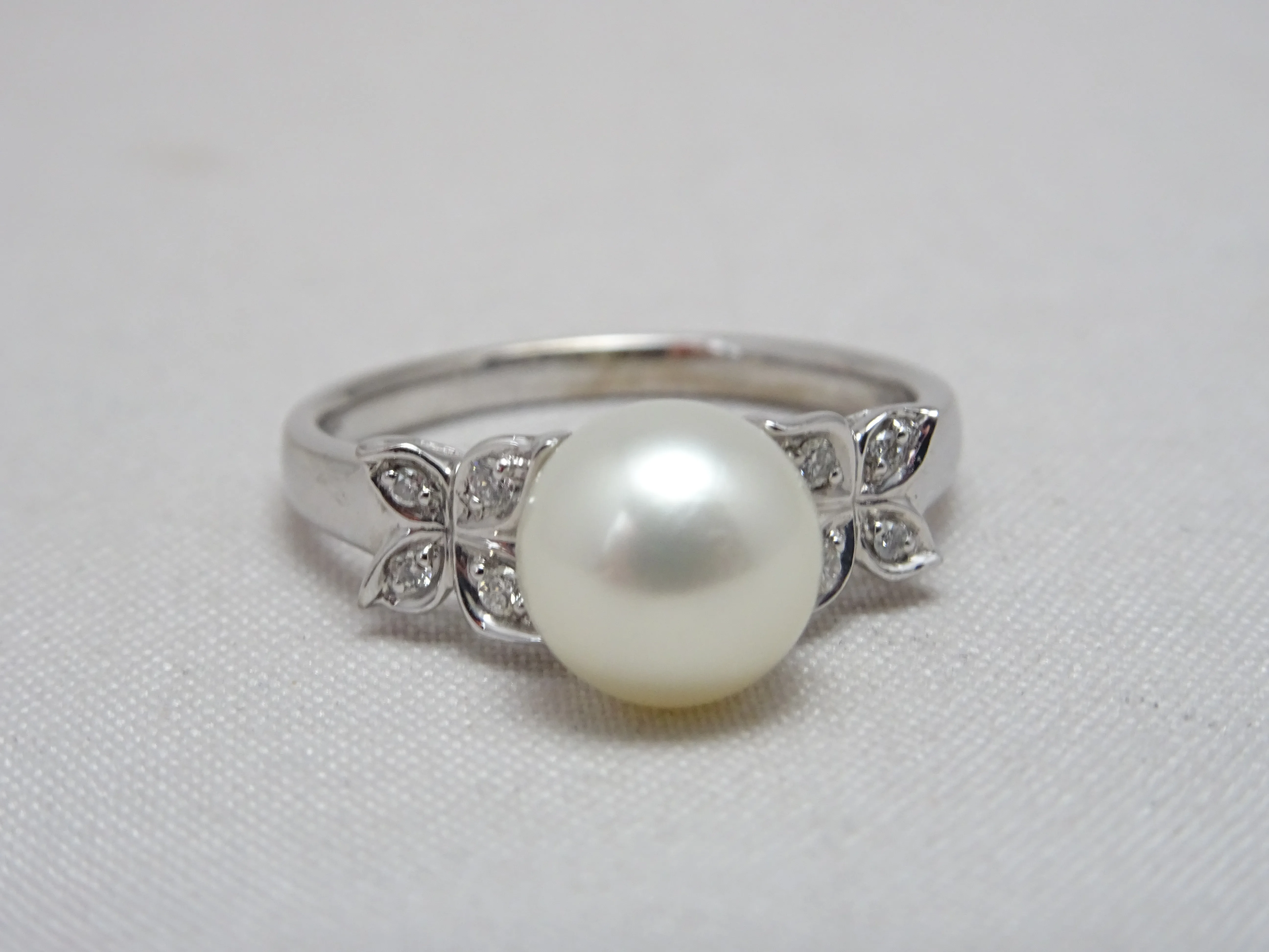 Anello con perla e diamanti