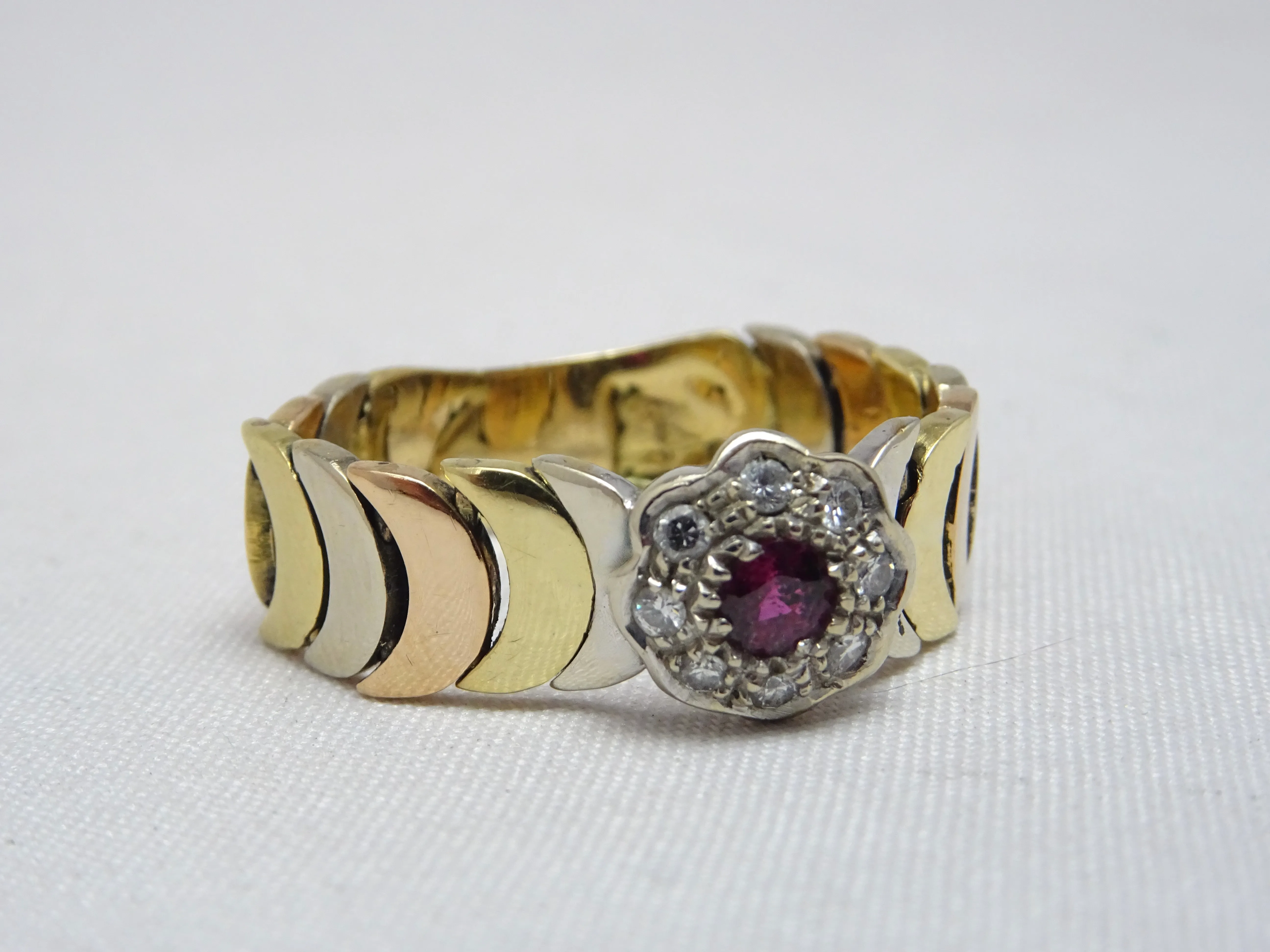 Anello rubino e diamanti maglia morbida
