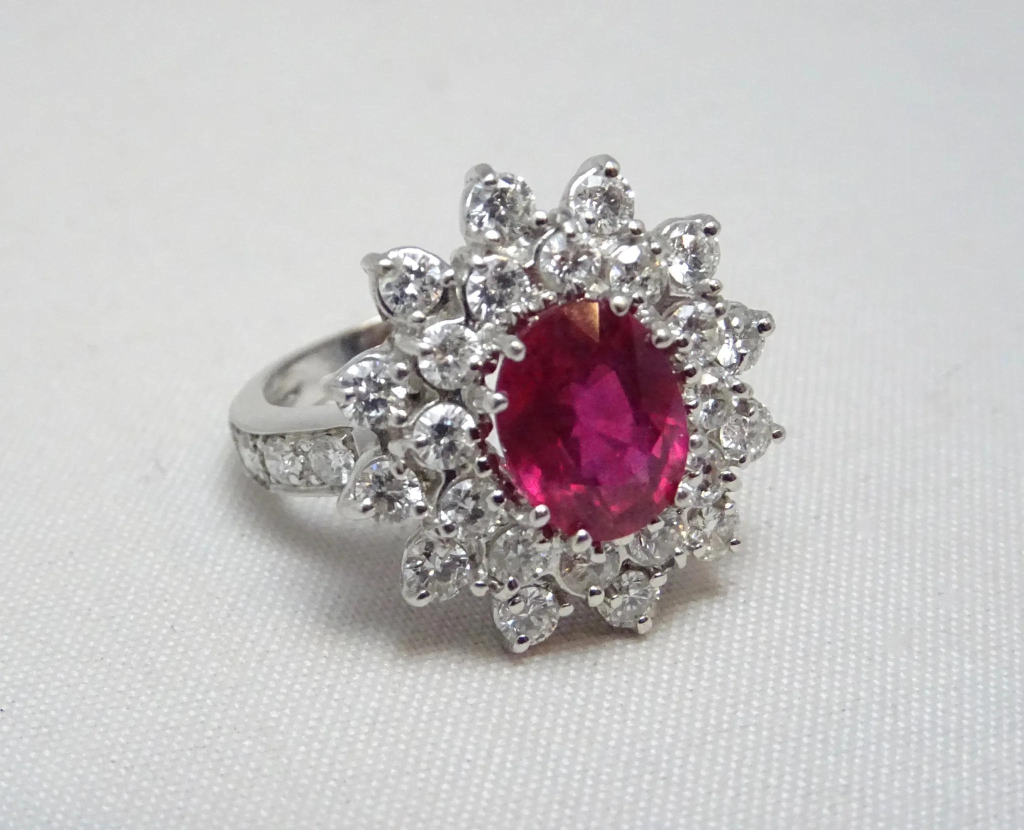 Anello margherita di Rubino e diamanti