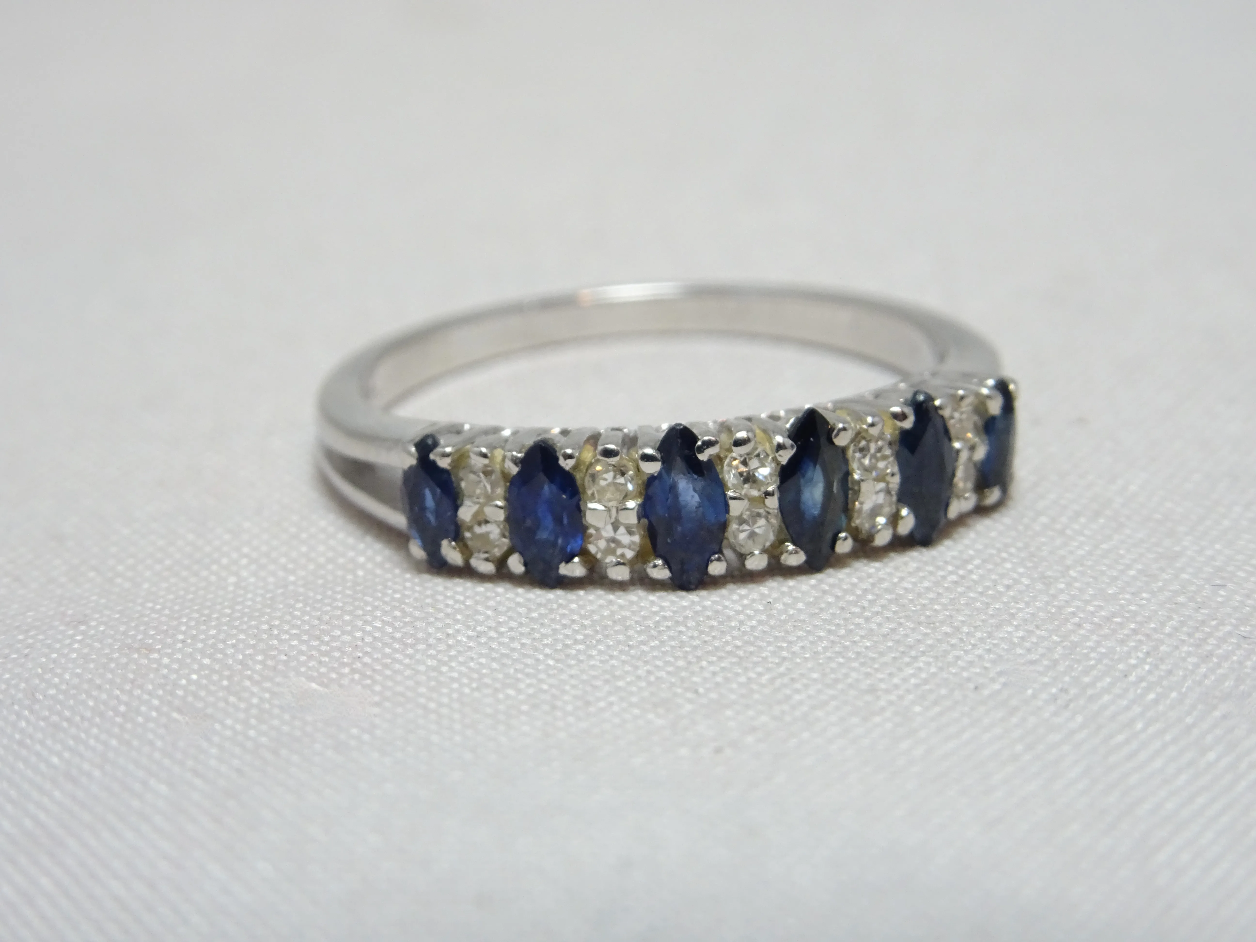 Anello Riviere con diamanti e zaffiri