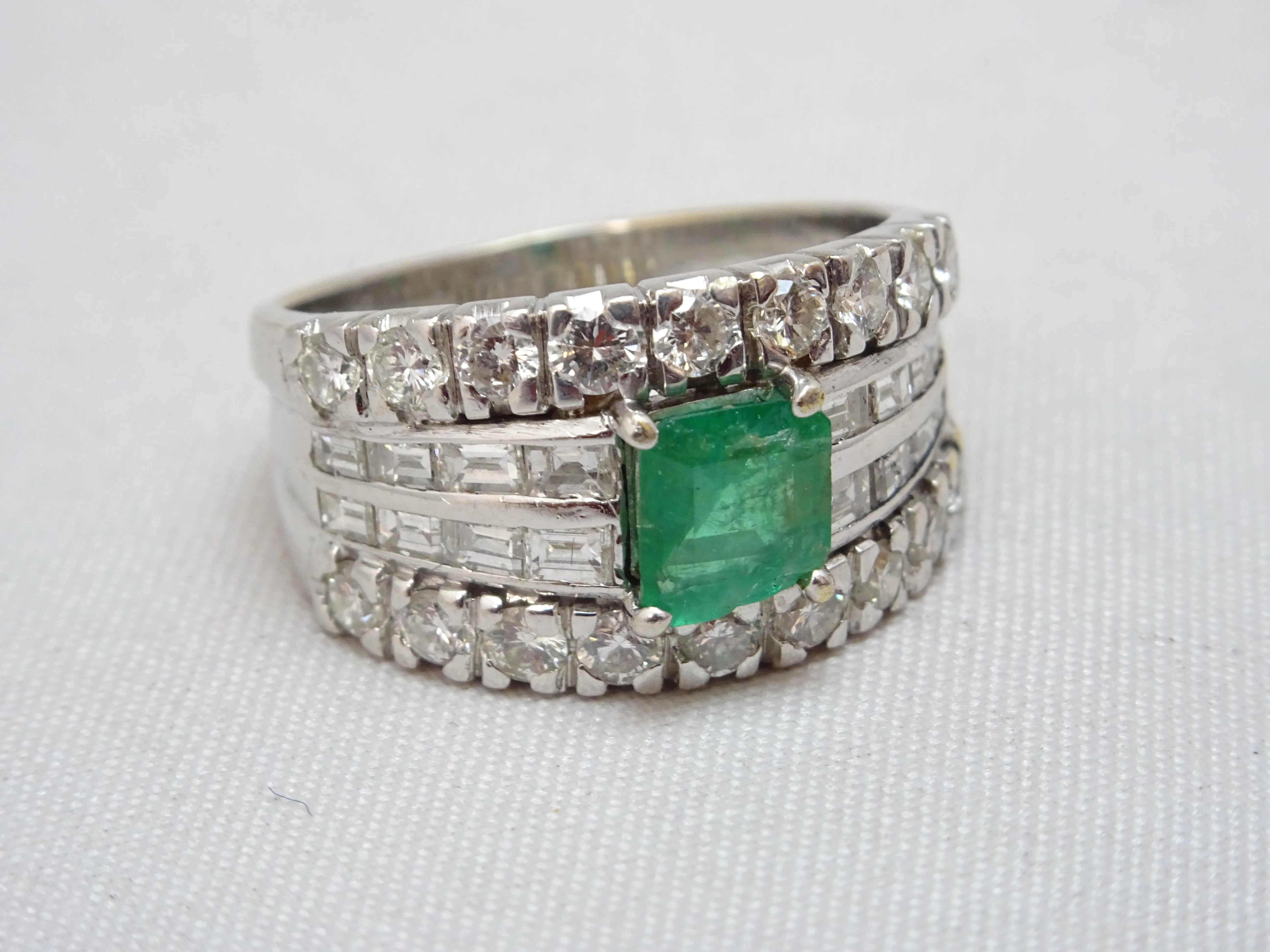 Anello Smeraldo 0.80ct e diamanti 1.28ct