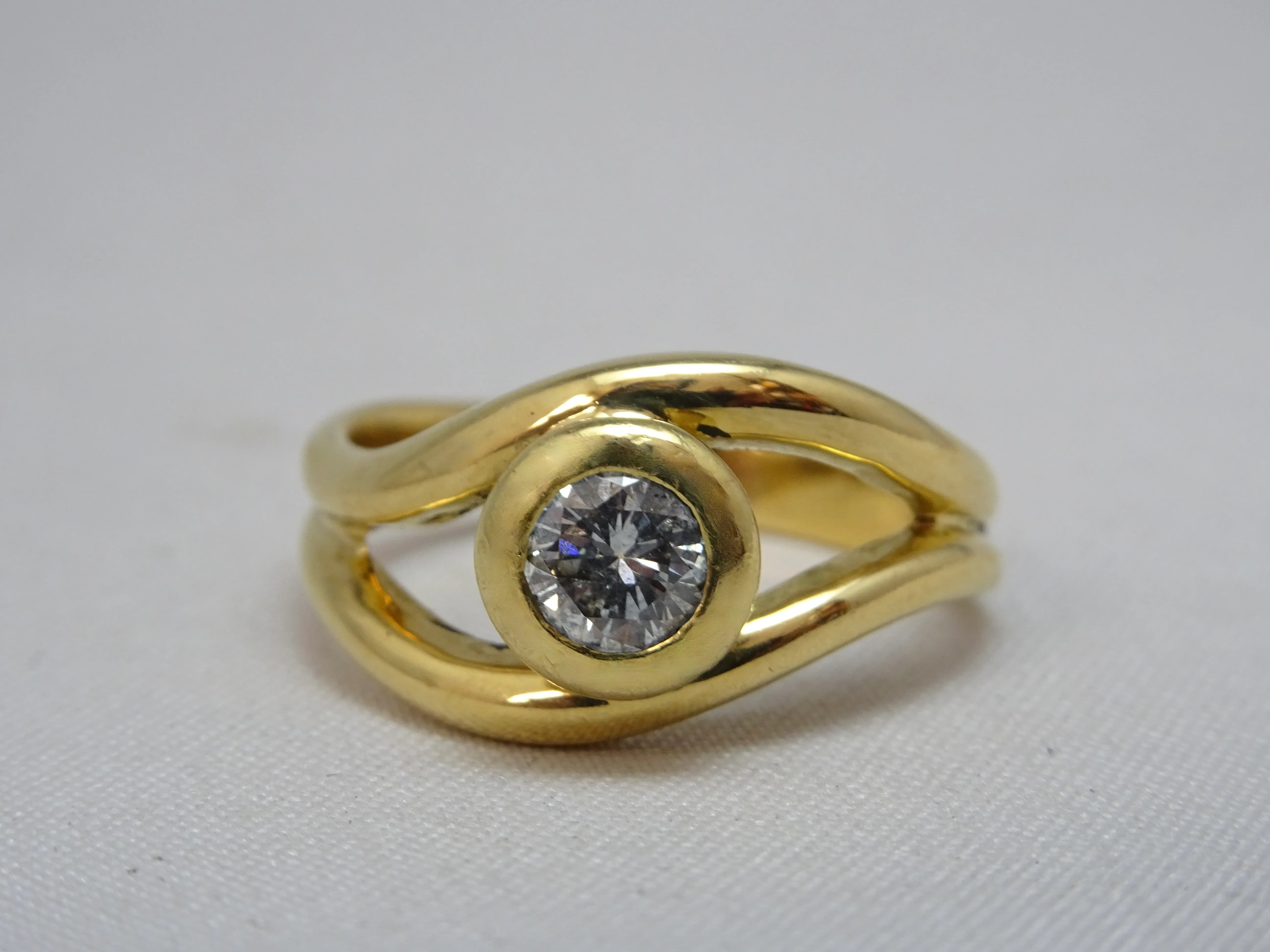 Anello in oro giallo con diamante 0.40ct