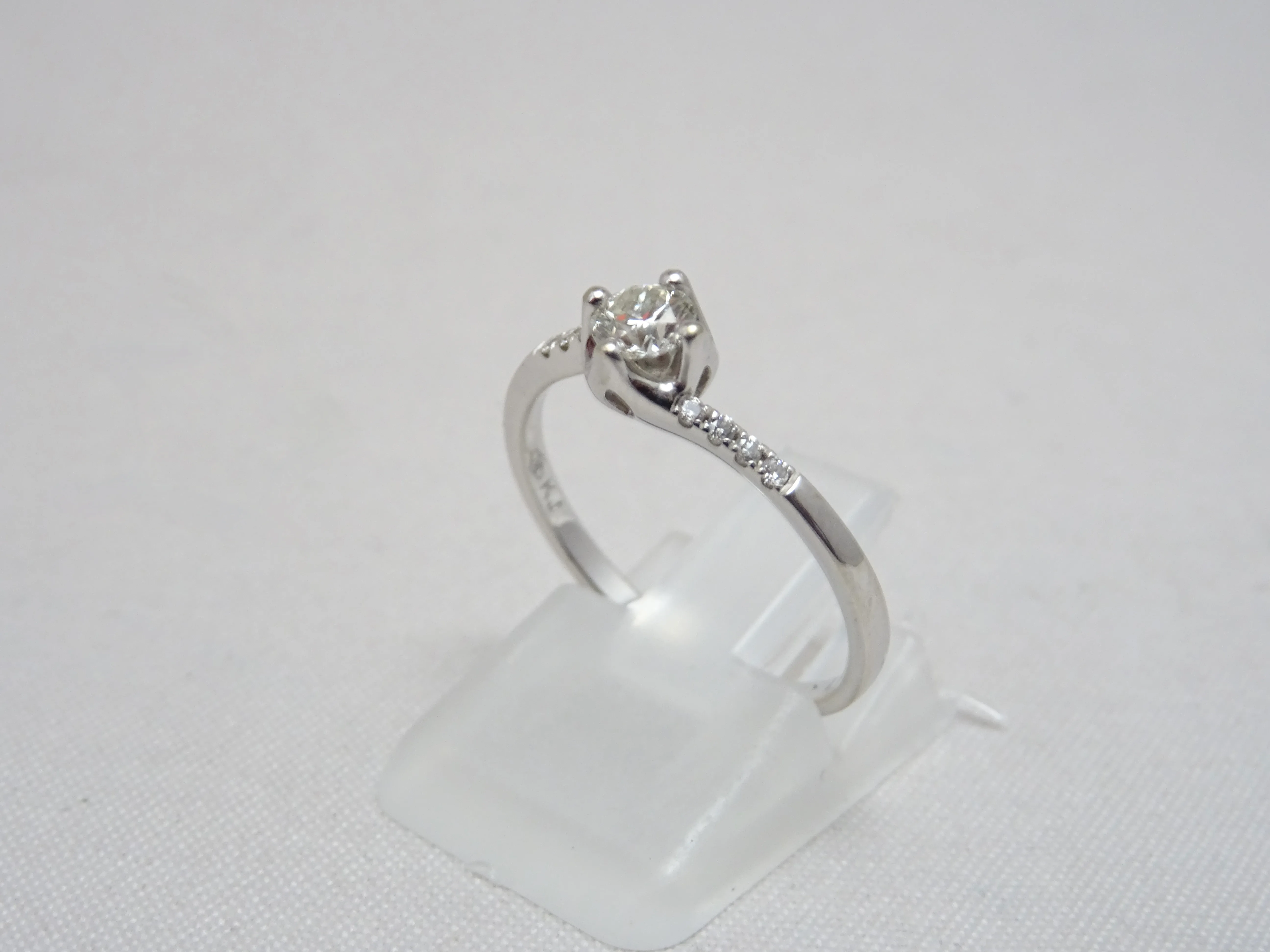 Anello di oro bianco con diamante centrale 0.18ct e laterali 0,08ct