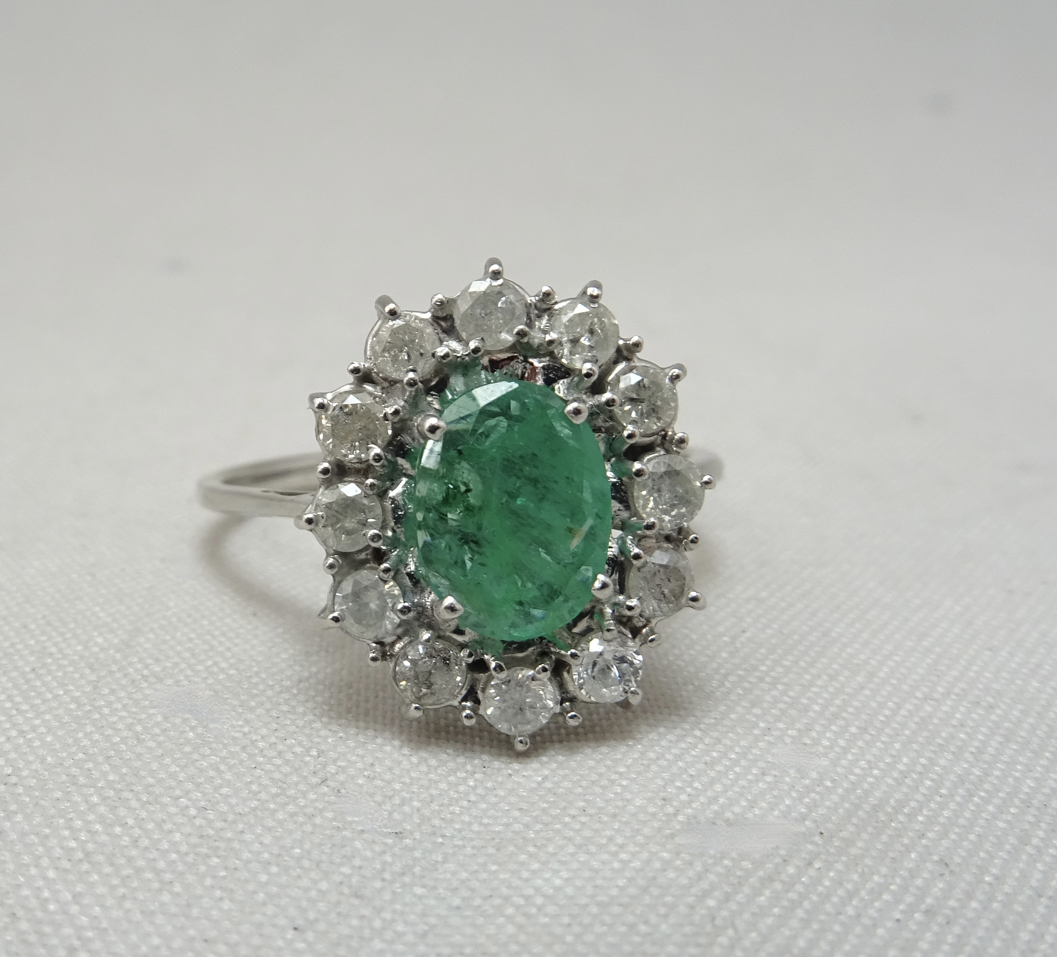 Anello margherita di smeraldo e diamanti