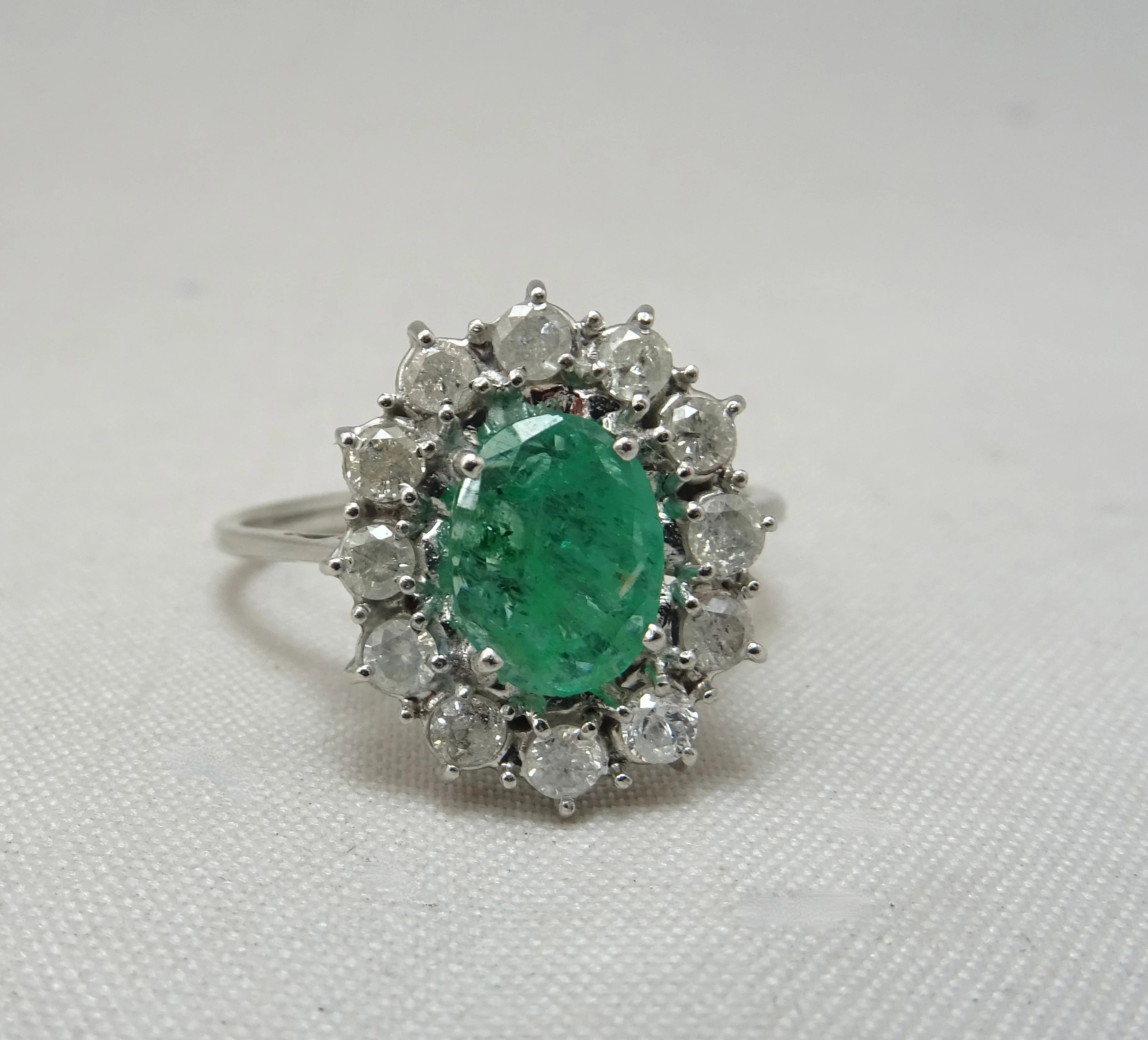 Anello margherita di smeraldo e diamanti