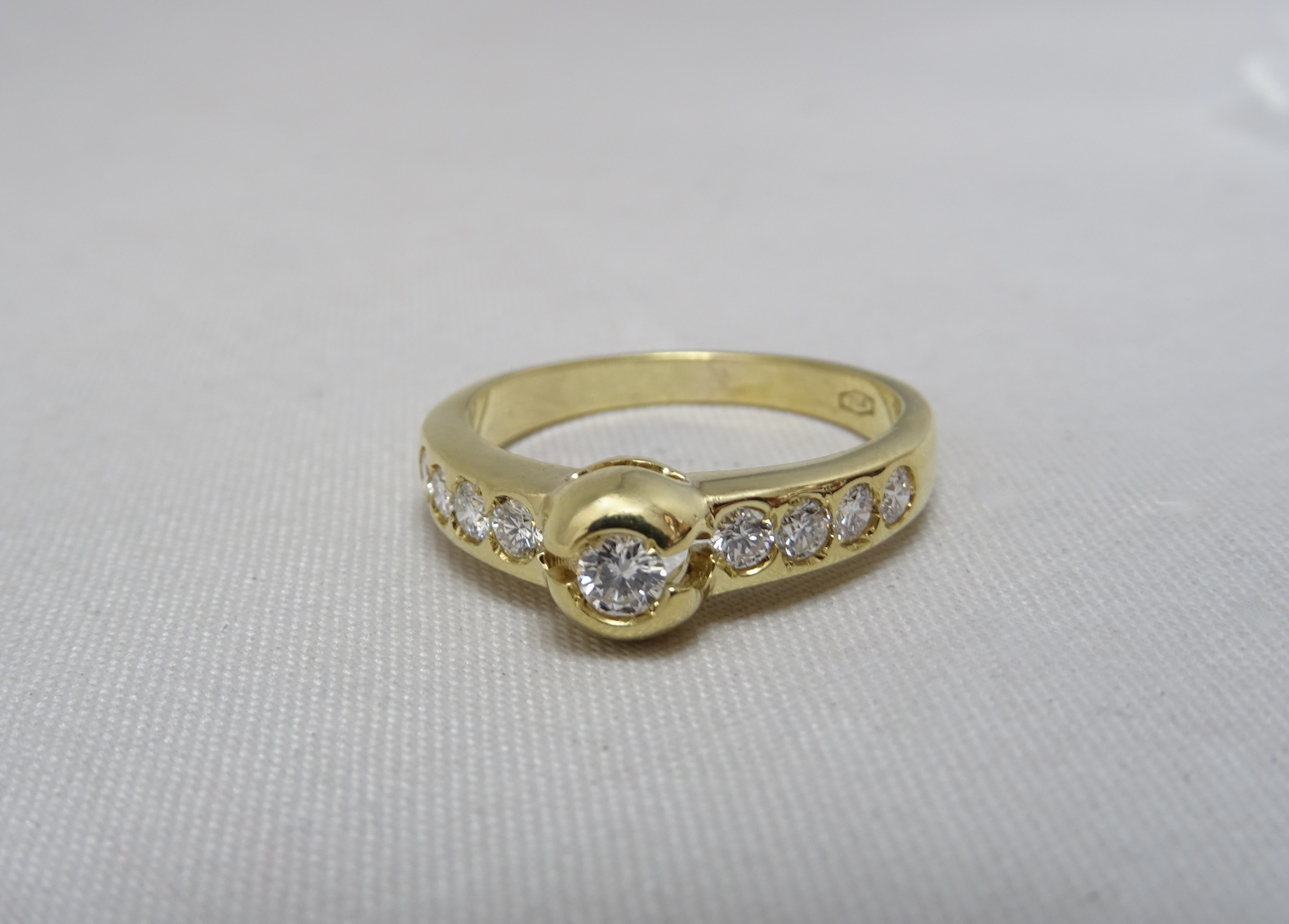Anello in oro giallo con 0.50ct di diamanti