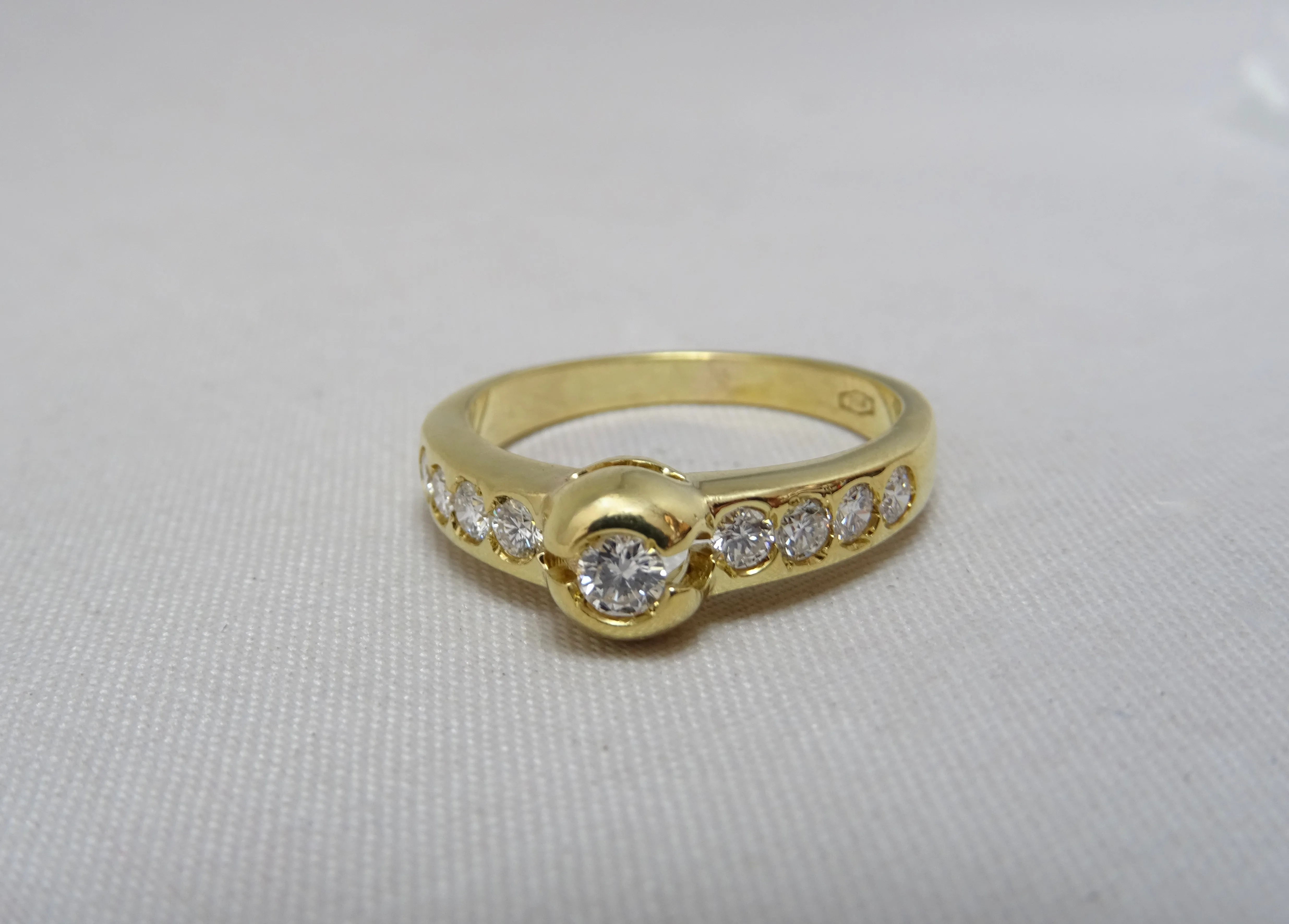 Anello in oro giallo con 0.50ct di diamanti