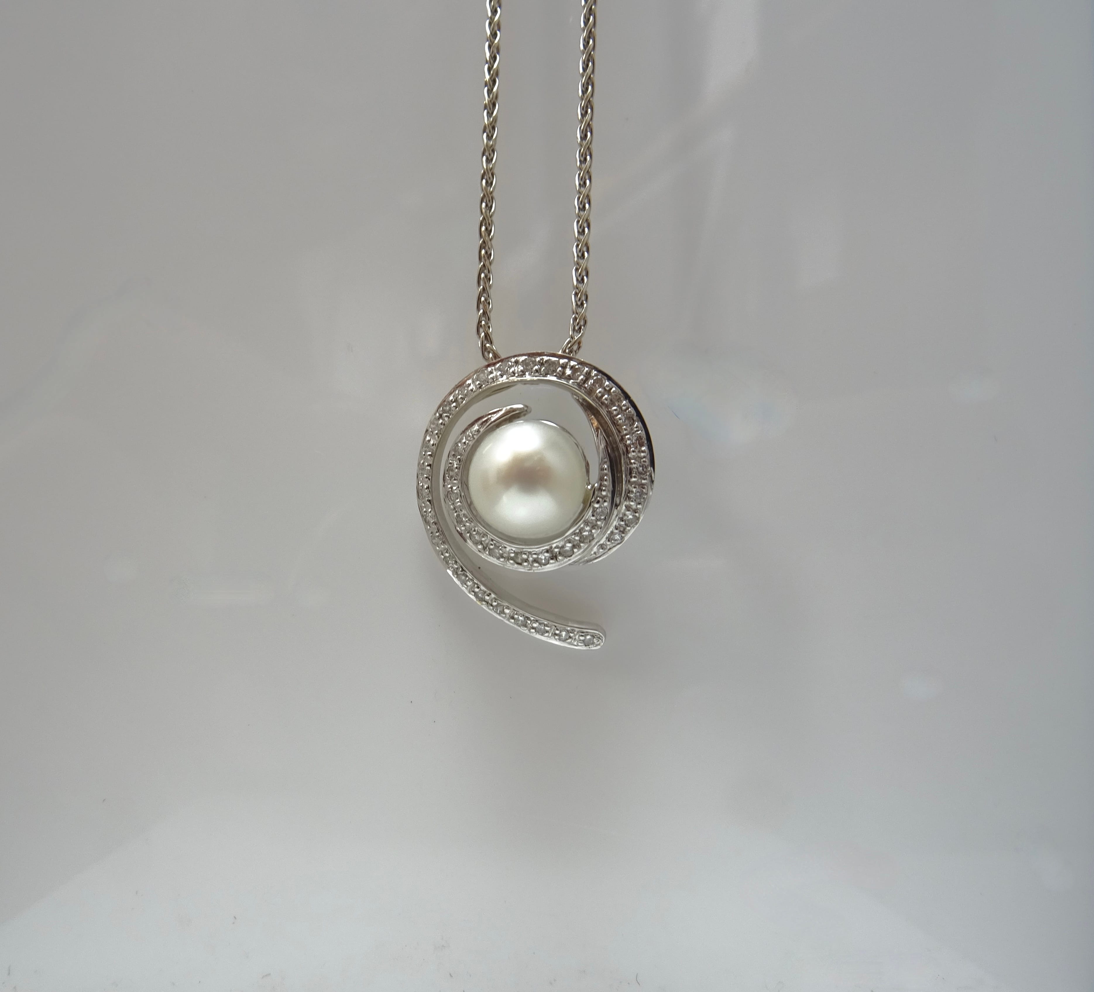 Collana in oro bianco con ciondolo perla e diamanti 0.40ct