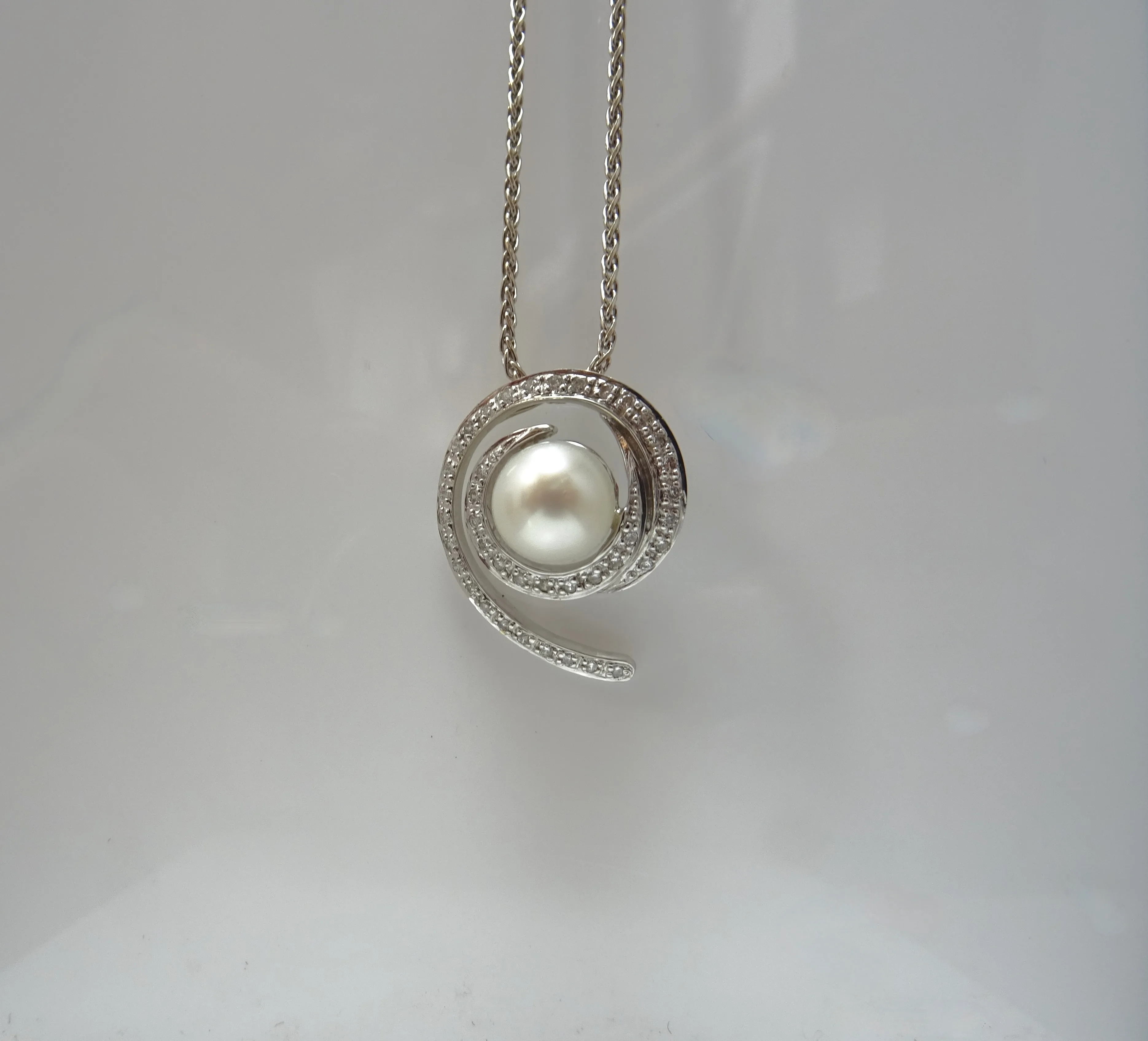 Collana in oro bianco con ciondolo perla e diamanti 0.40ct
