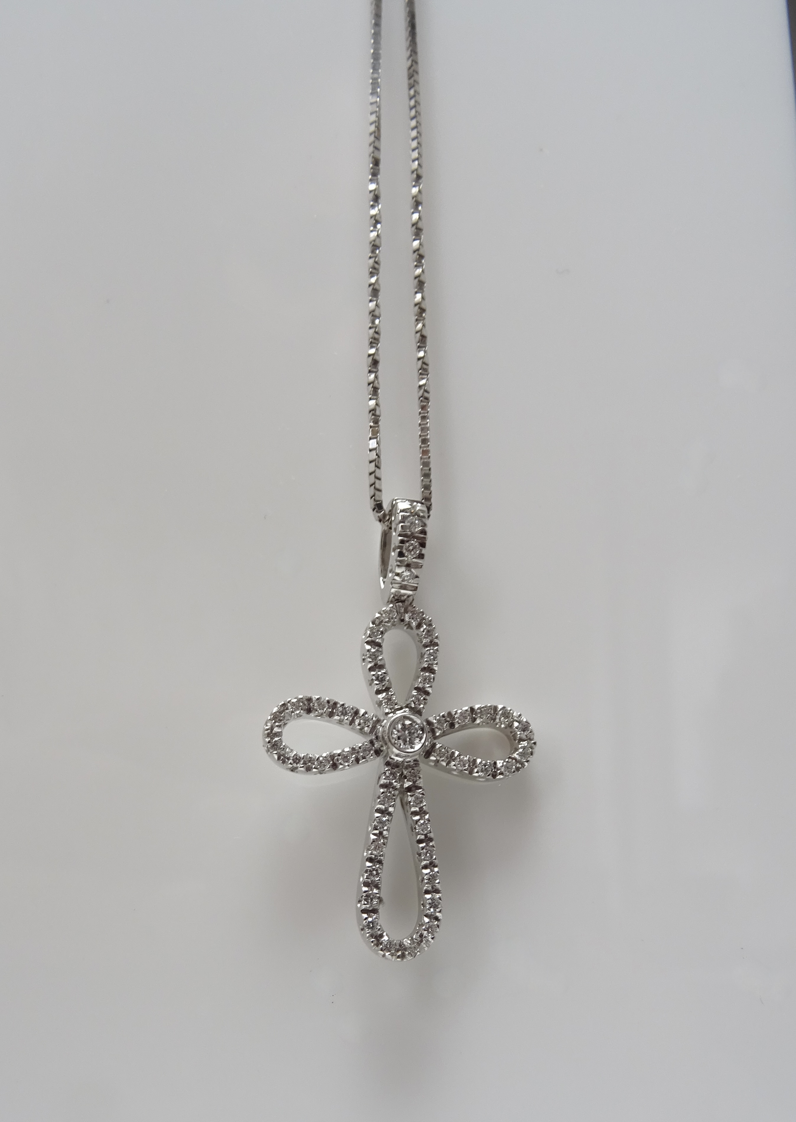 Collana in oro bianco 18kt, con pendente di diamanti 0.55ct