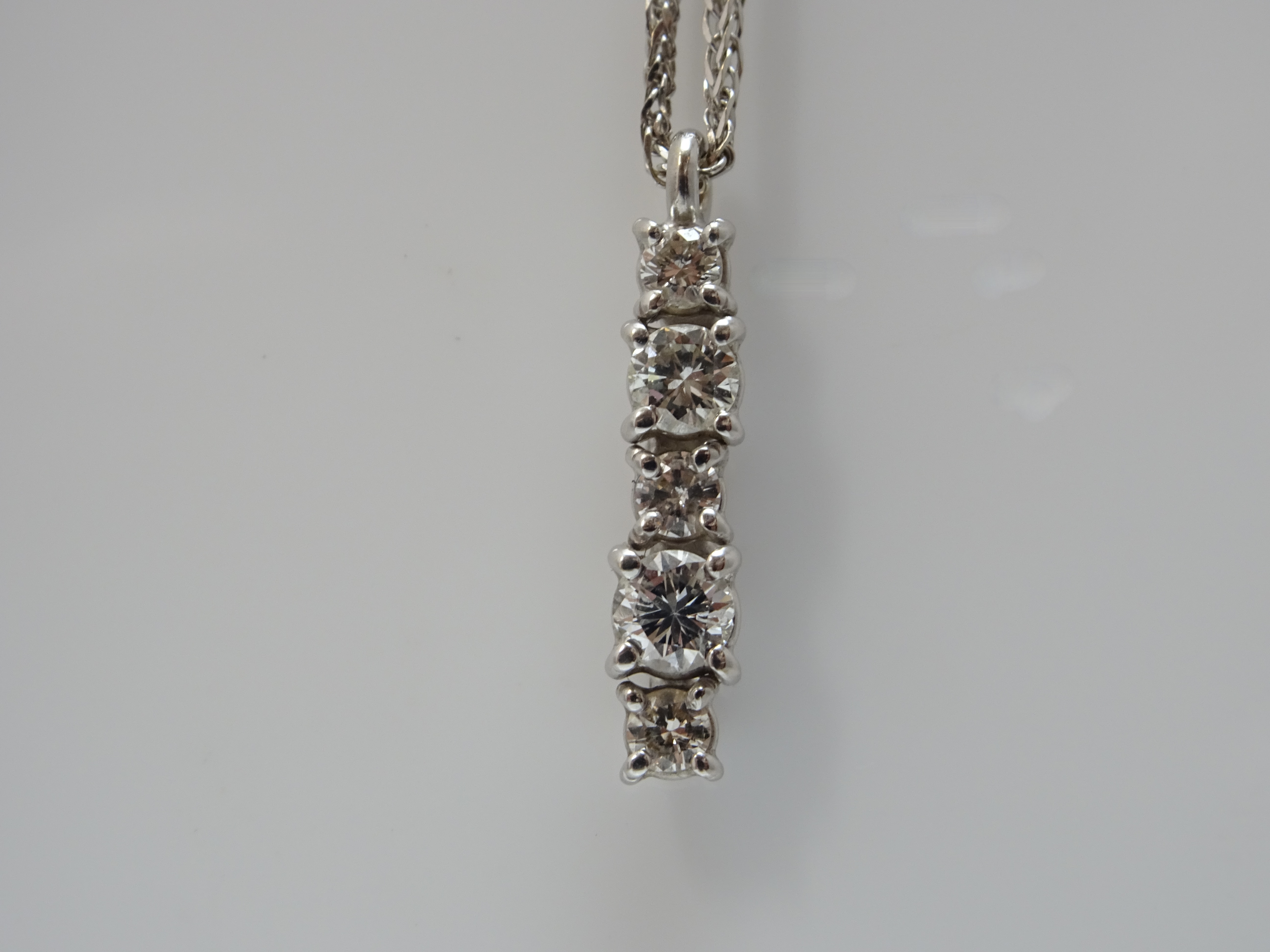Catenina in oro bianco 18kt con pendente di diamanti 0.35ct