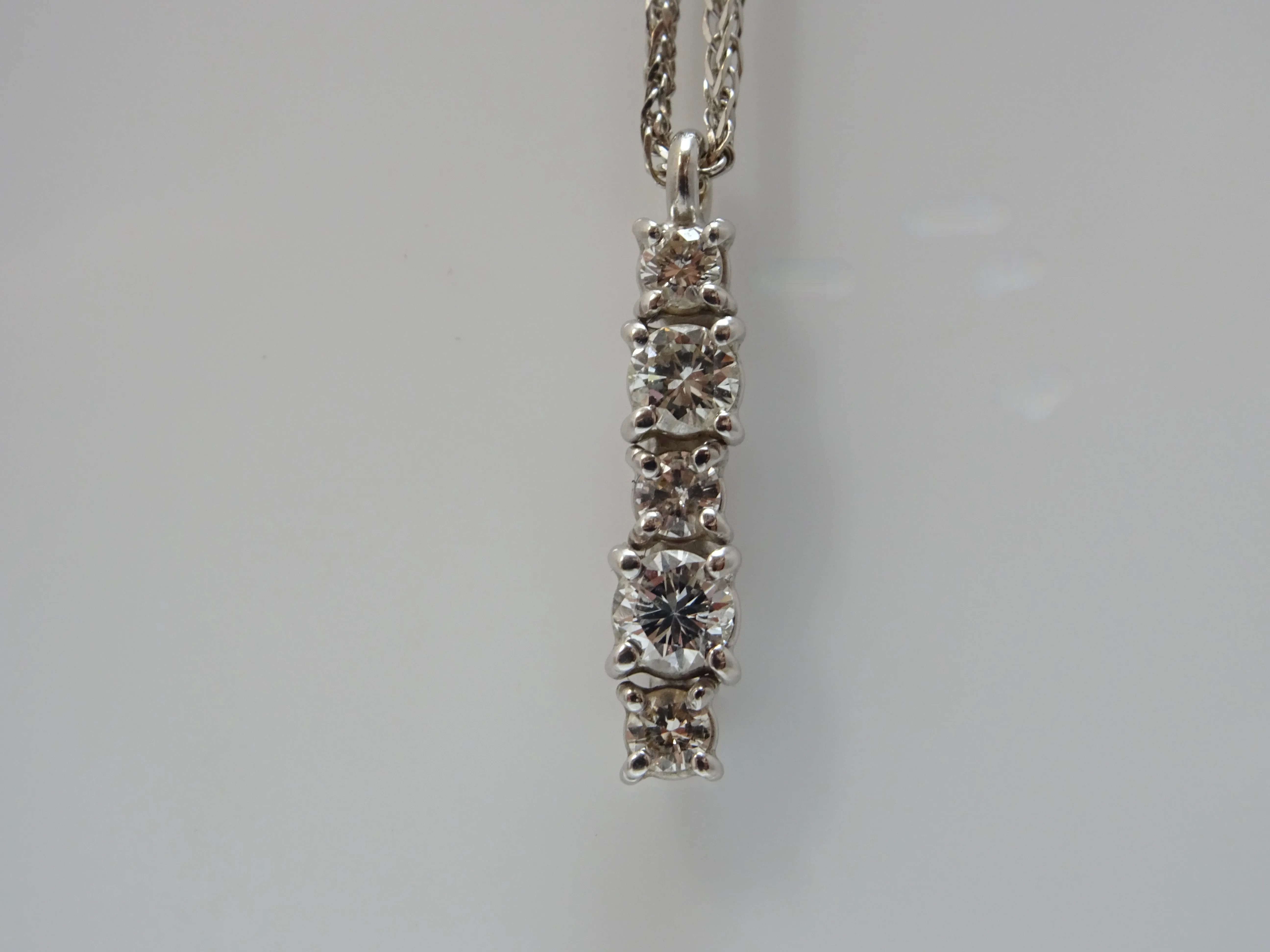 Catenina in oro bianco 18kt con pendente di diamanti 0.35ct