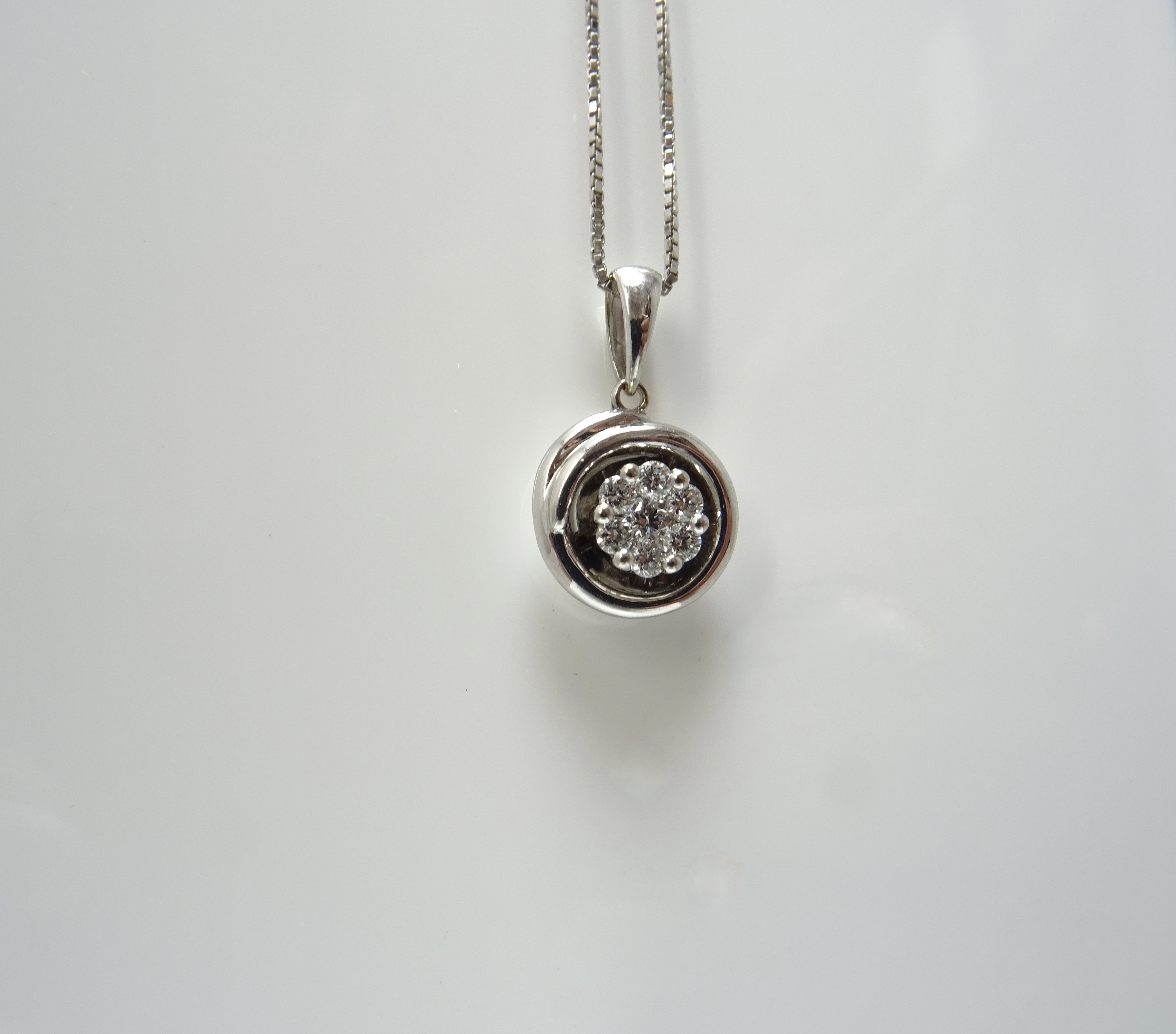 Collana in oro bianco 18kt con pendente di diamanti 0.23ct