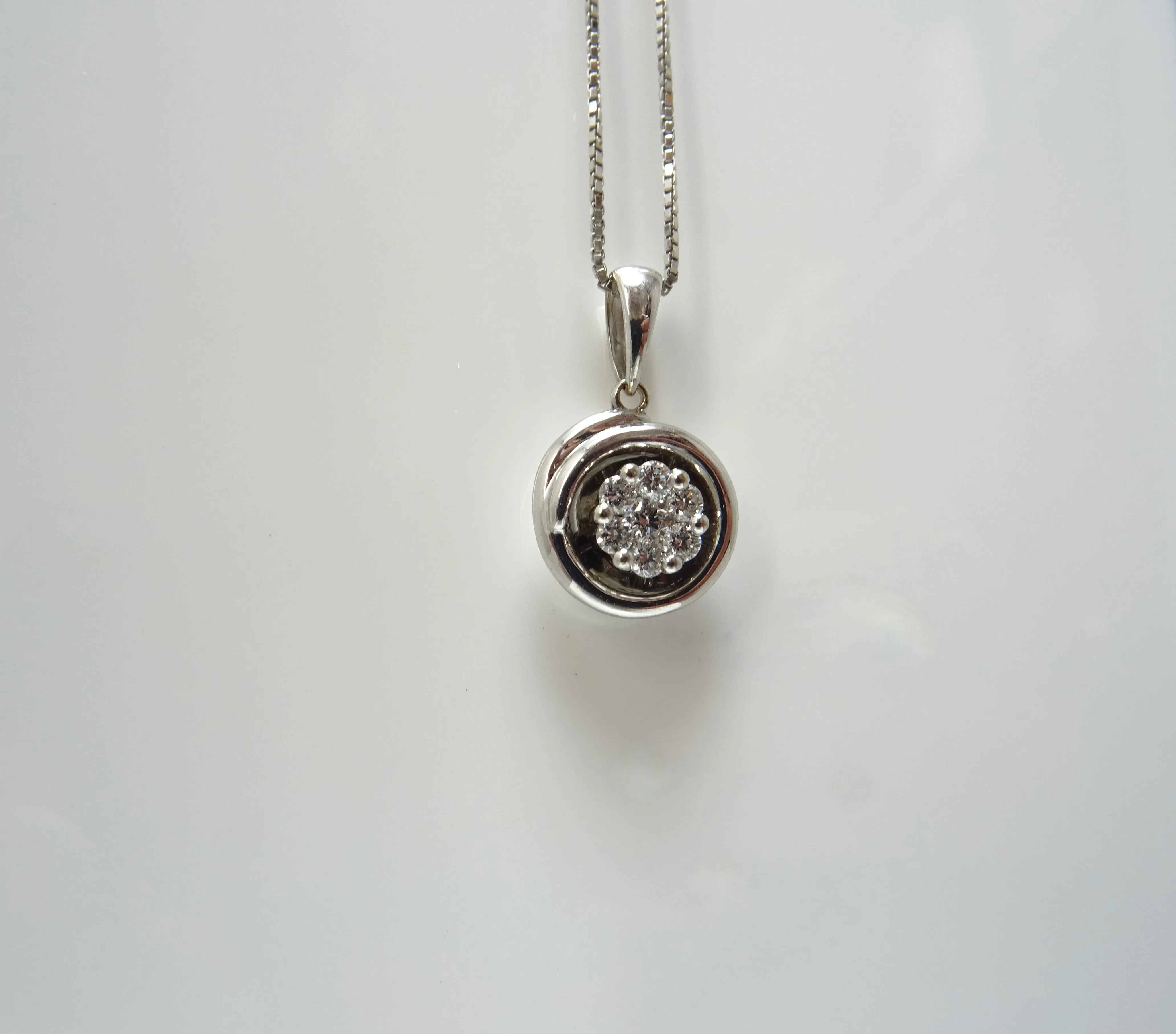 Collana in oro bianco 18kt con pendente di diamanti 0.23ct