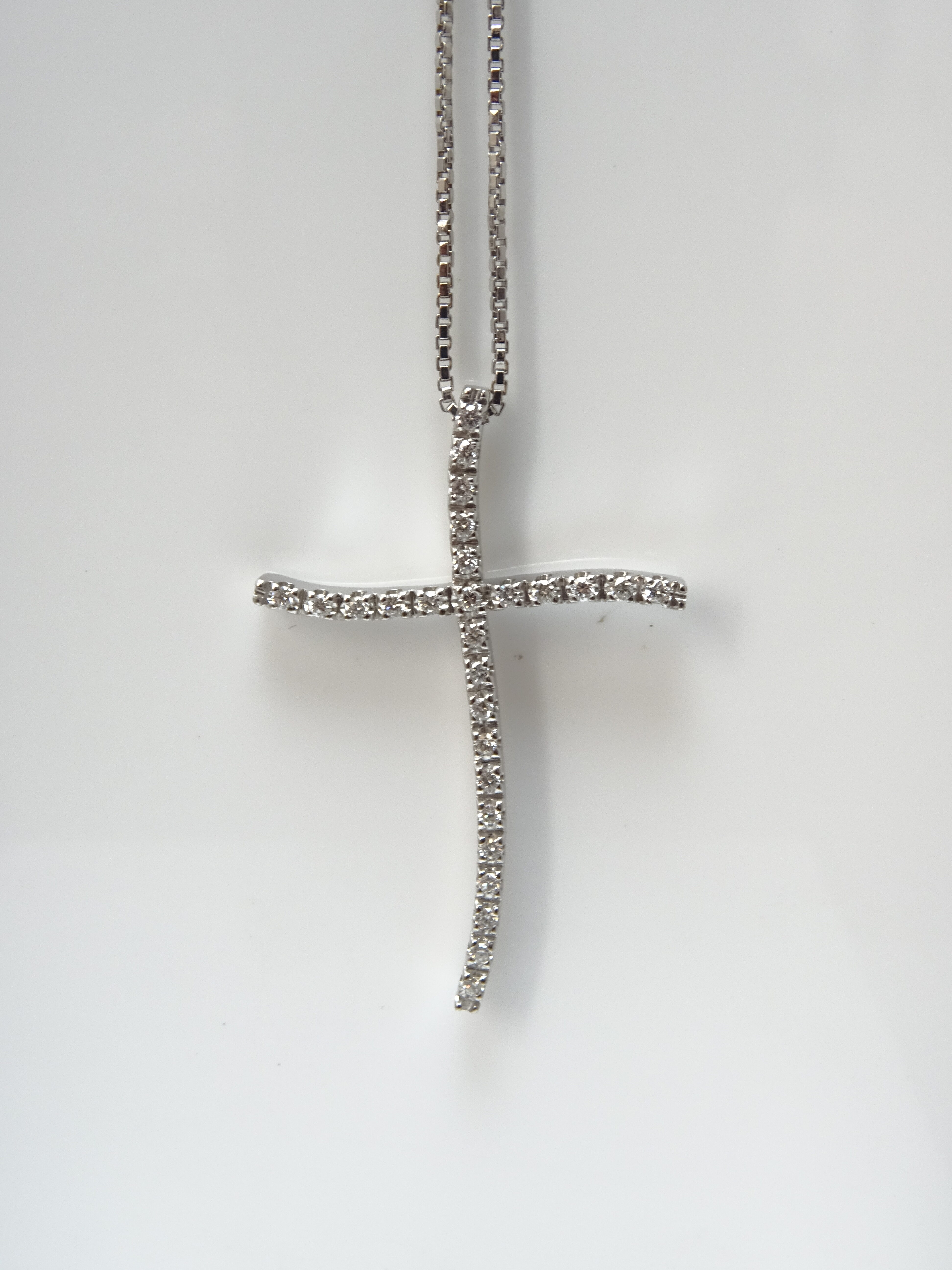Collana in oro bianco 18kt con crocefisso in diamanti 0.40ct