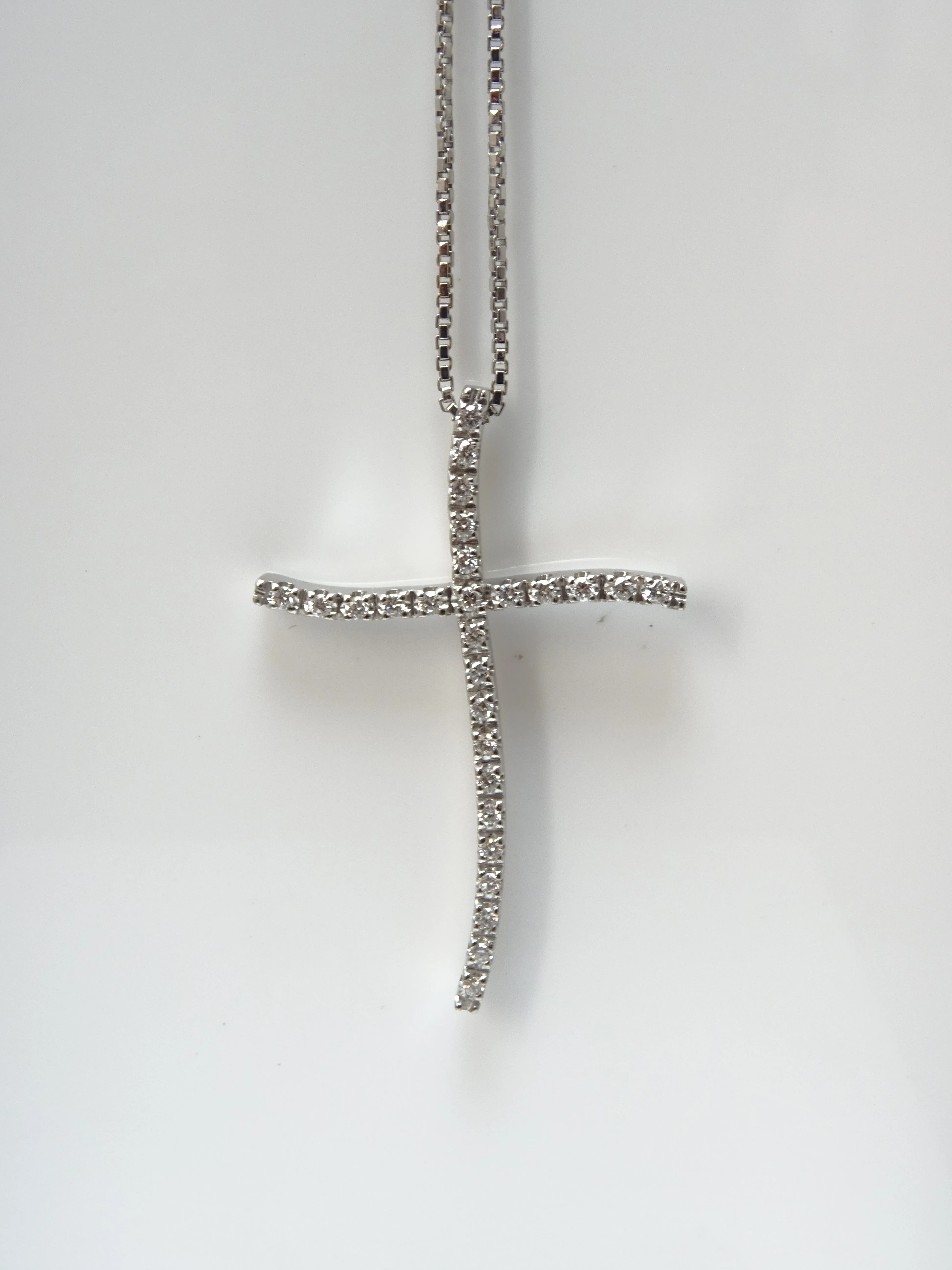 Collana in oro bianco 18kt con crocefisso in diamanti 0.40ct
