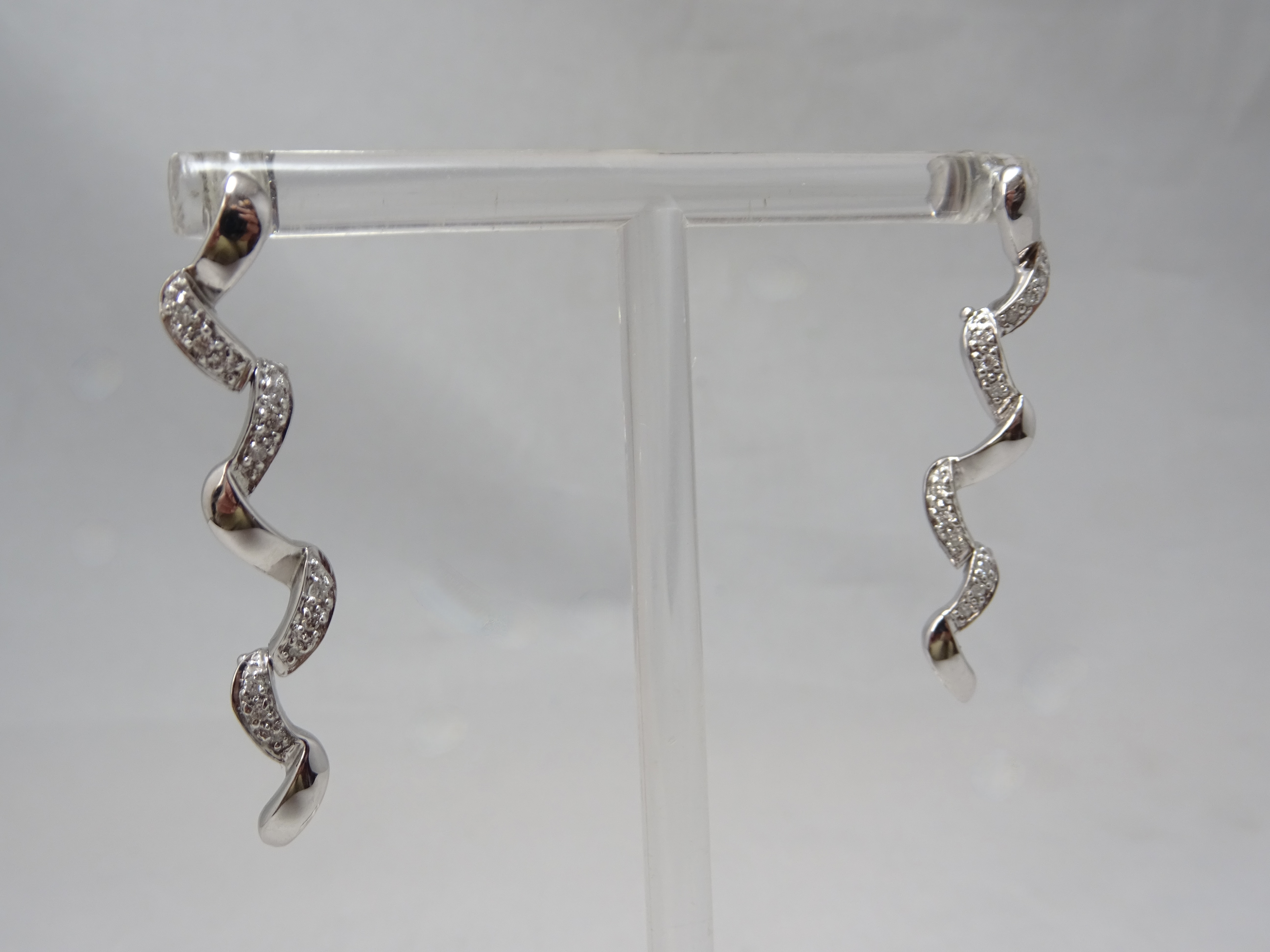 Orecchini pendenti in oro bianco 18kt con diamanti 0.36ct