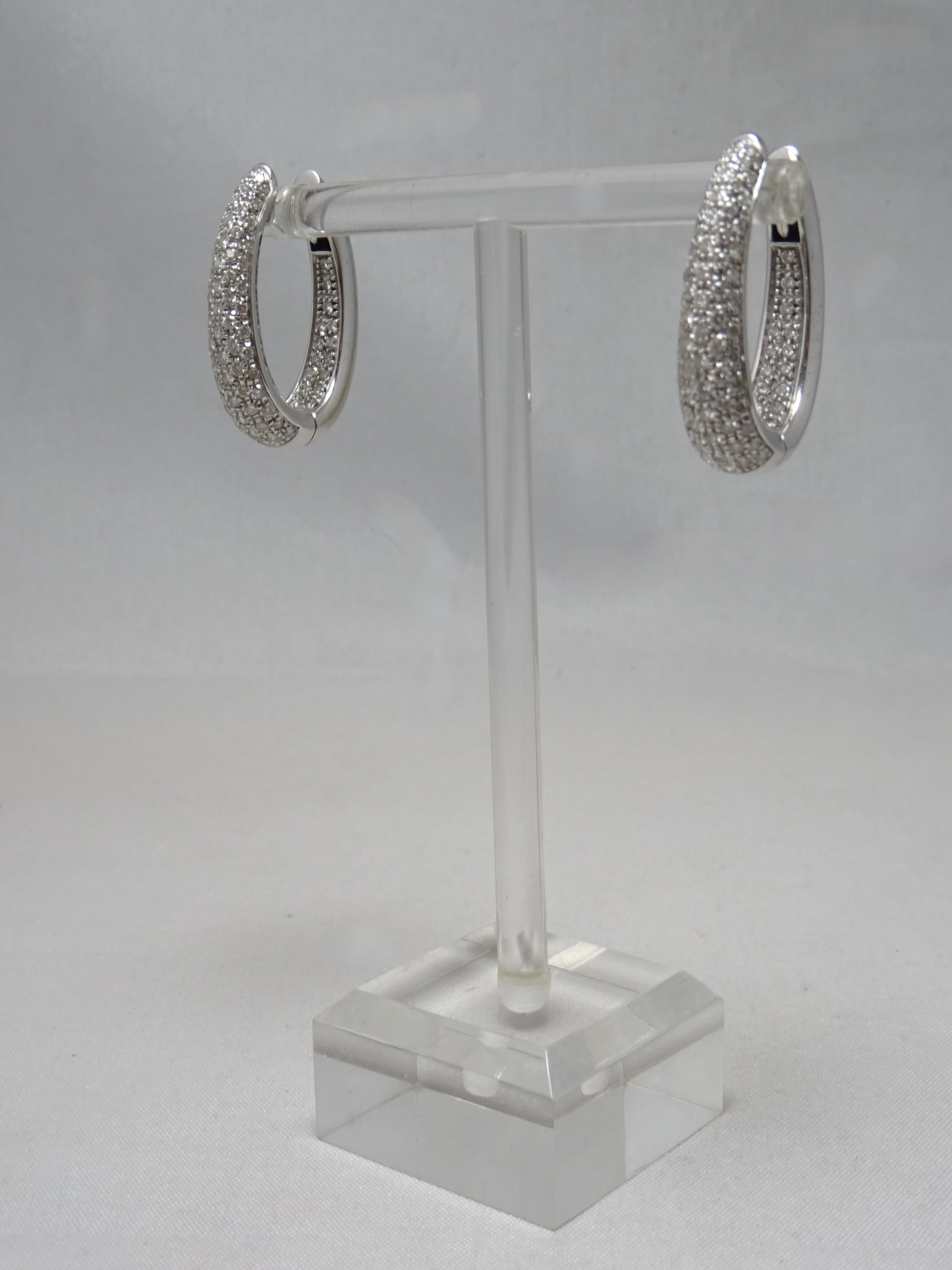 Orecchini in oro bianco 18kt con pavè da 3ct