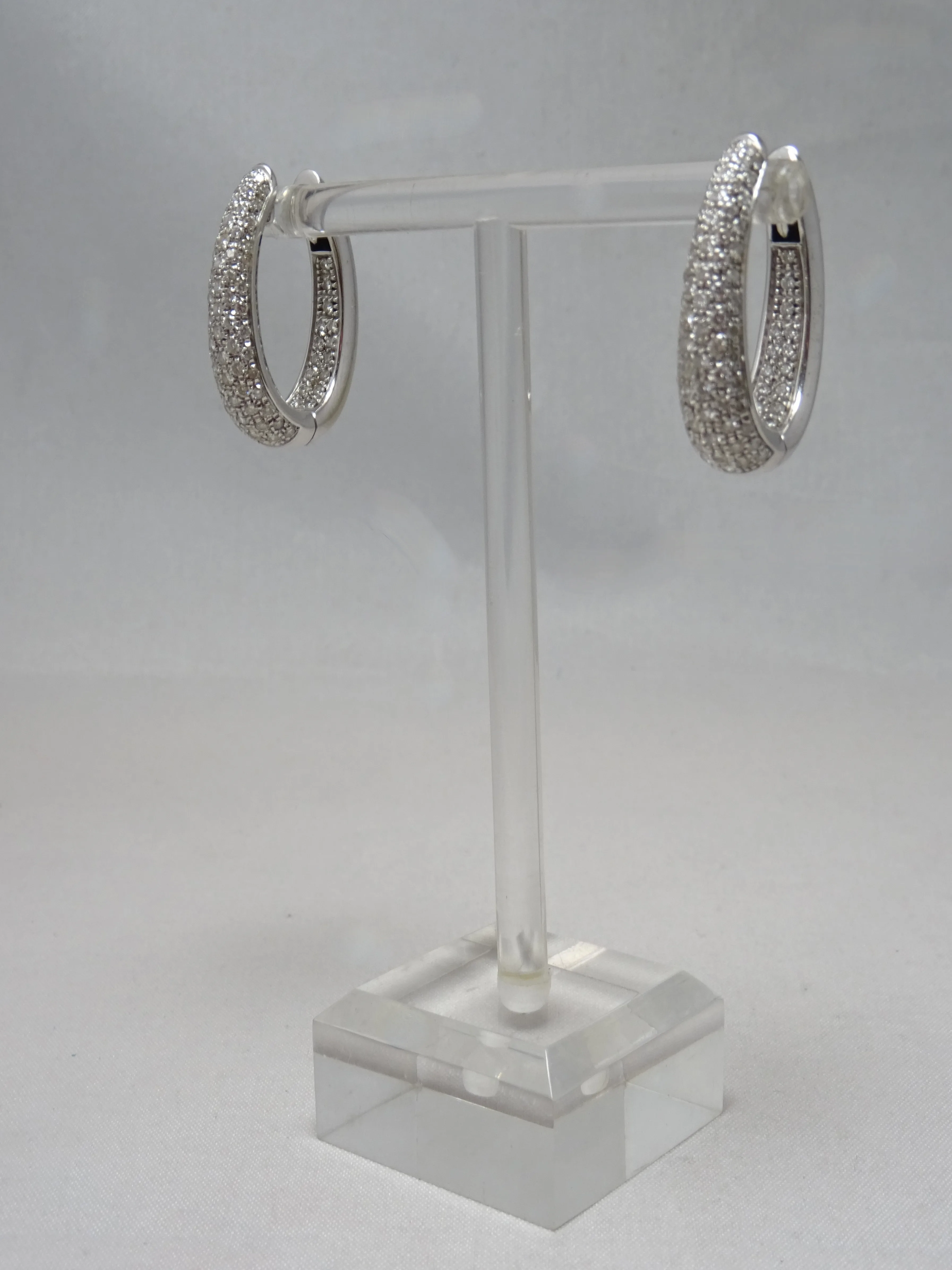 Orecchini in oro bianco 18kt con pavè da 3ct