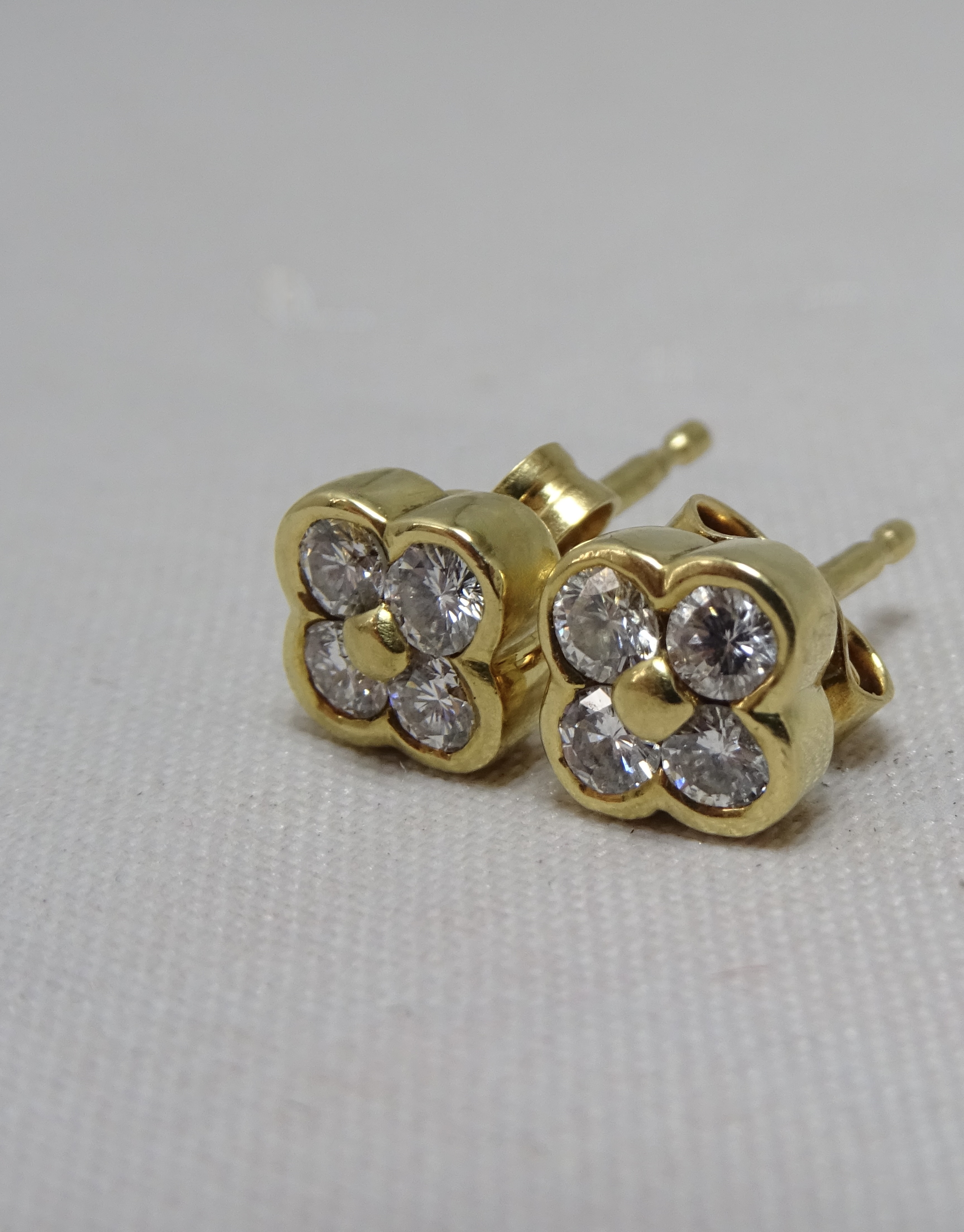 Orecchini a lobo con diamanti da 0,40ct