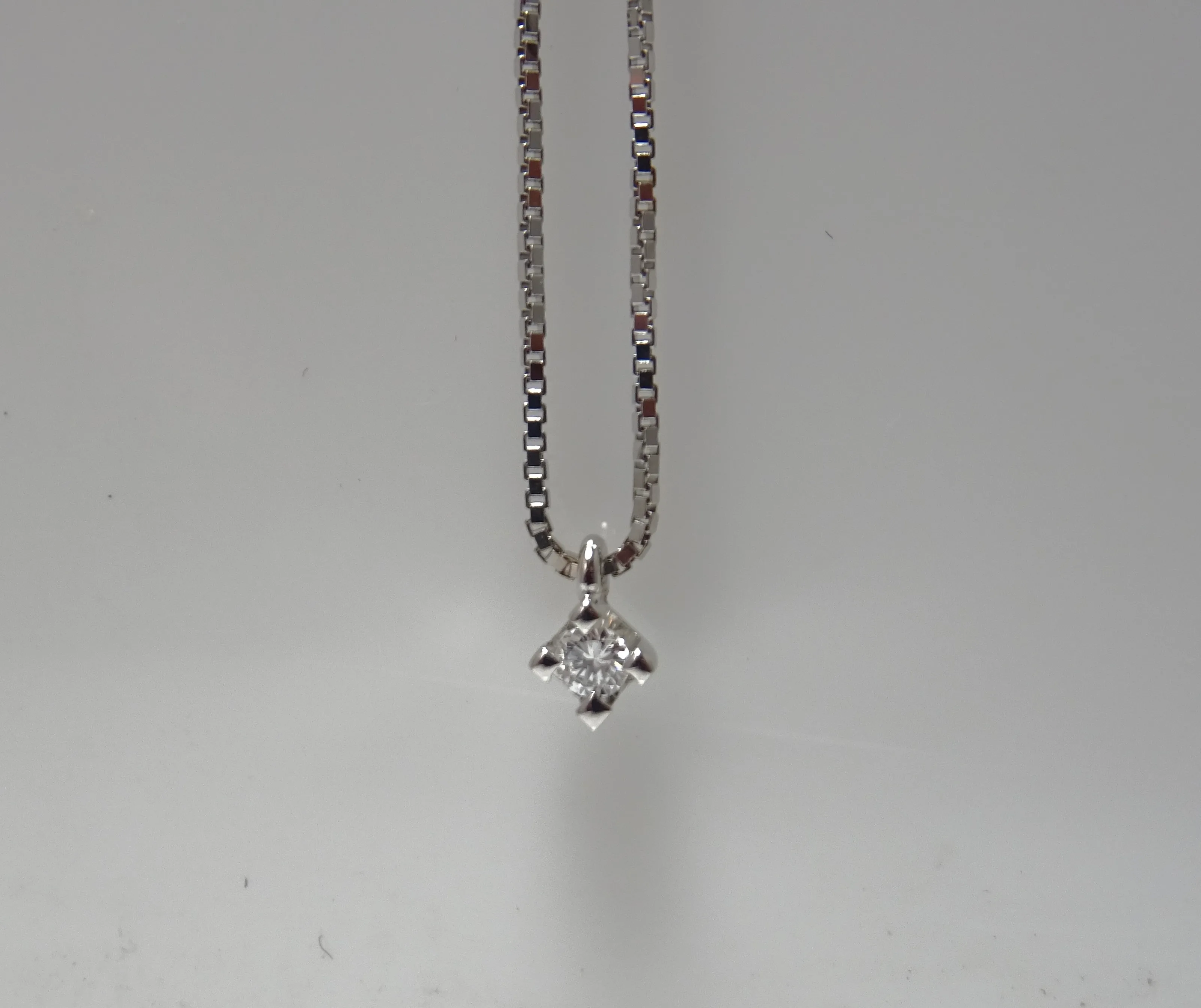 Catenina punto luce 0.05ct di diamante