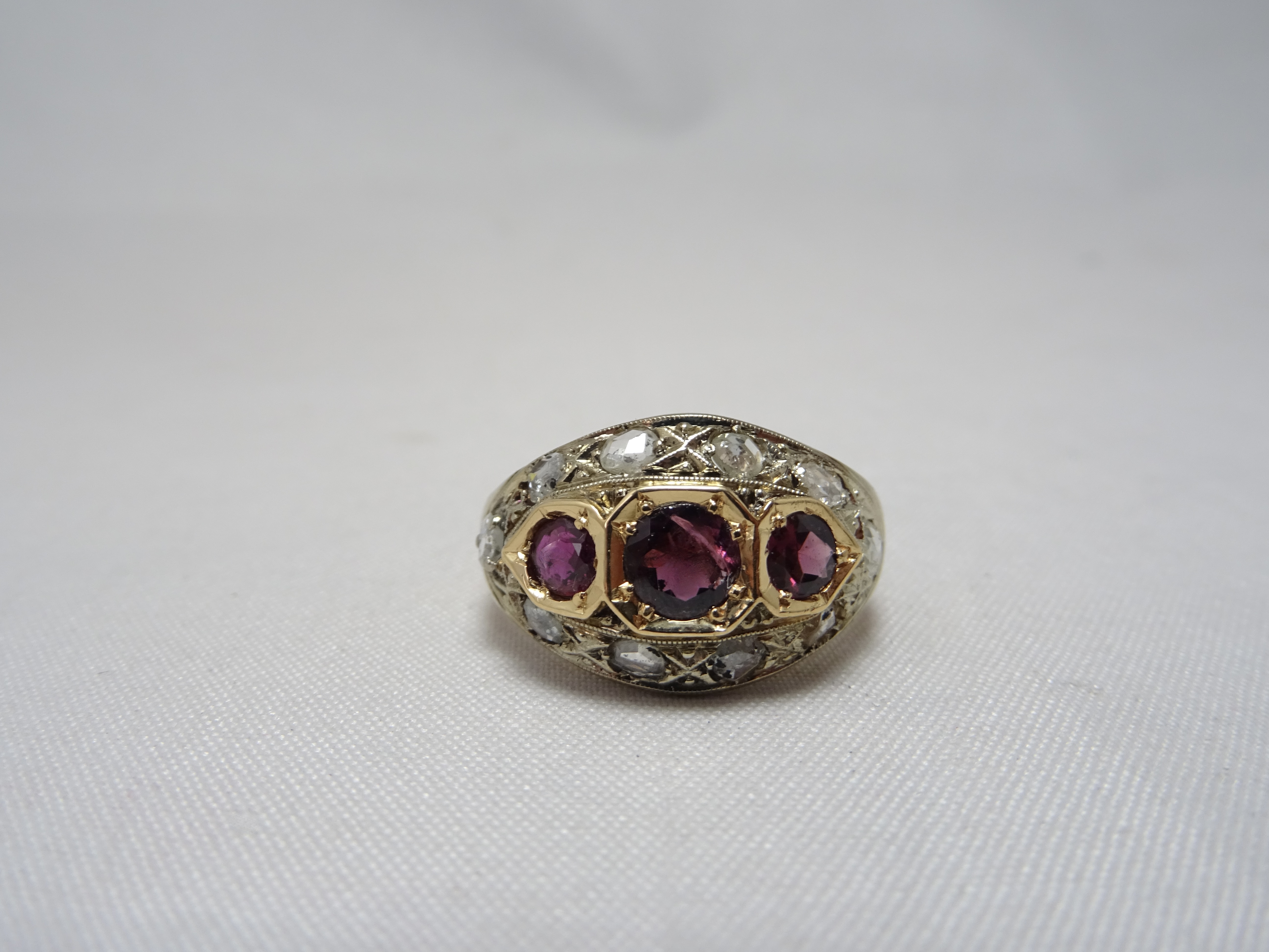 Anello antico con Rubini 0.90 ct e rosette di diamante