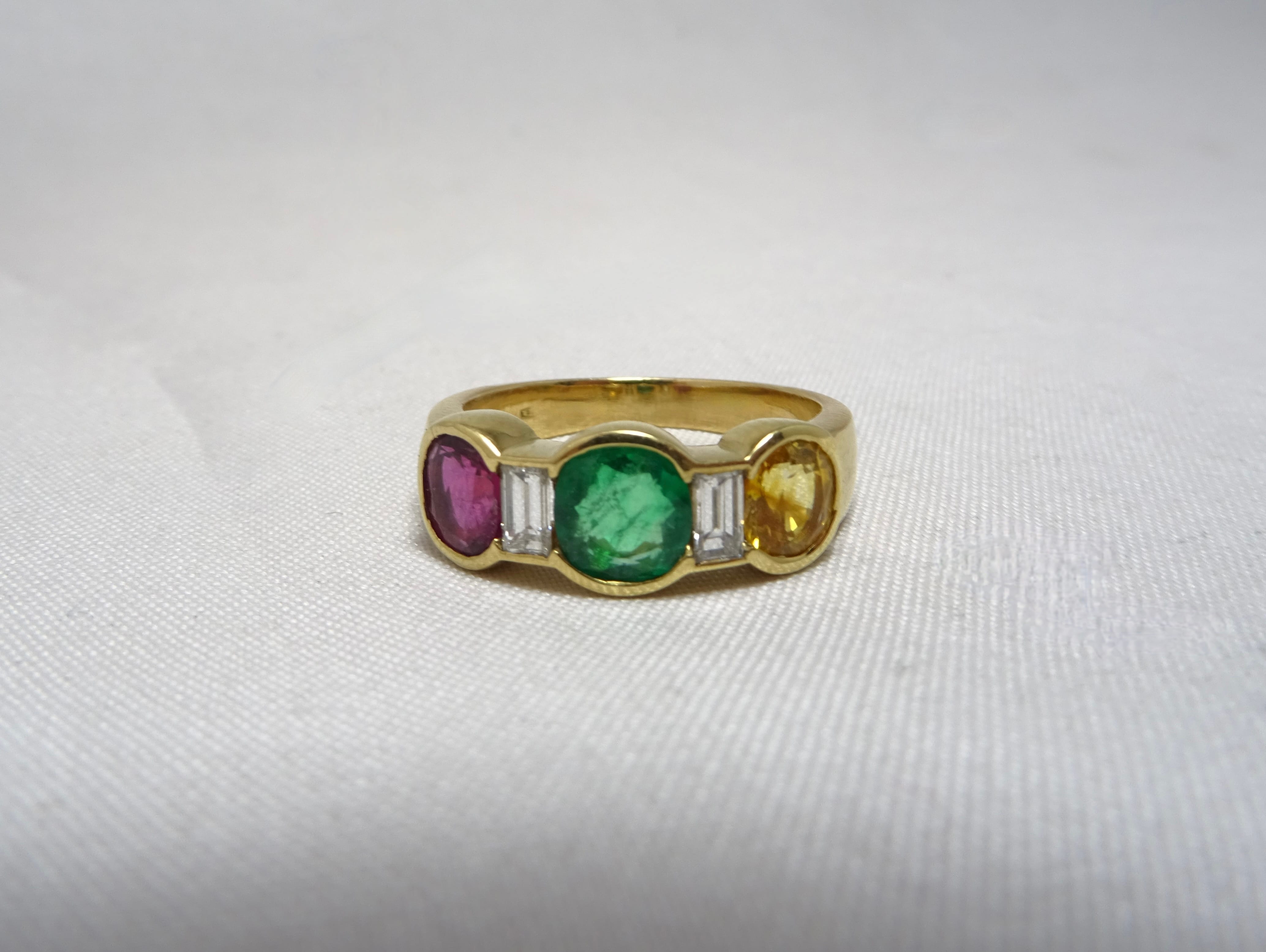 Anello in oro giallo 18kt con rubino smeraldo zaffiro e diamanti