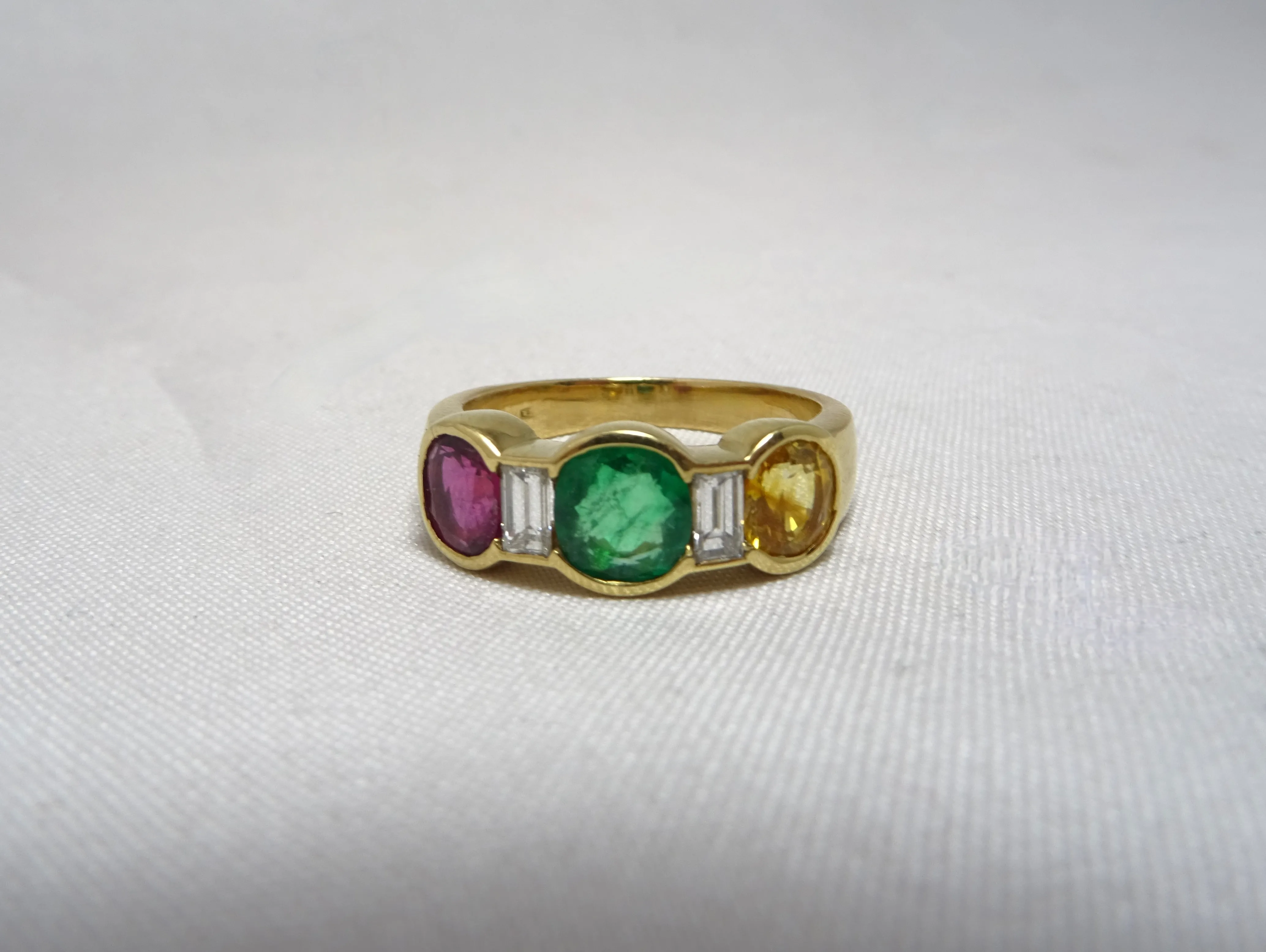 Anello in oro giallo 18kt con rubino smeraldo zaffiro e diamanti