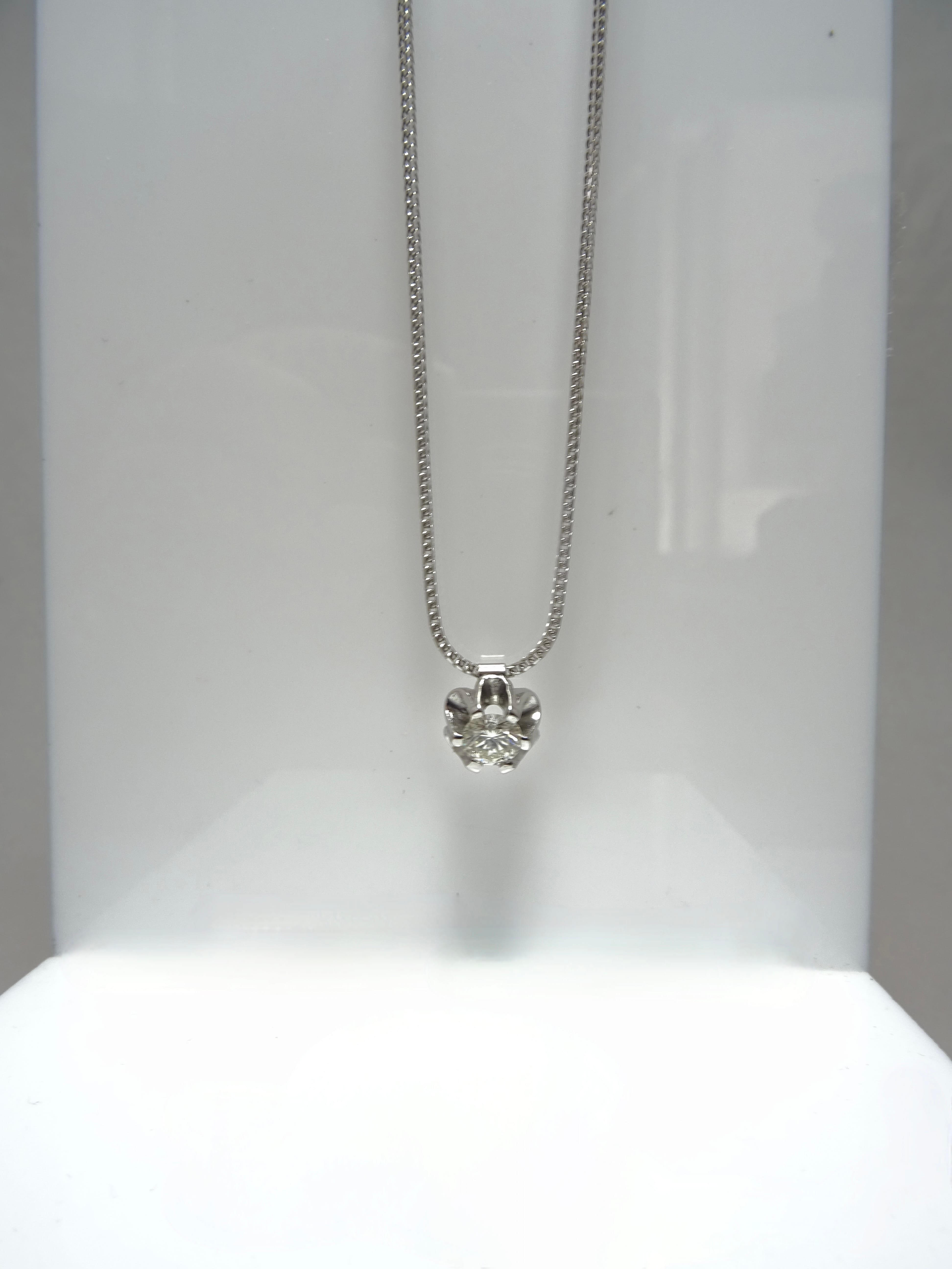 1 collana con punto luce da 0.50ct