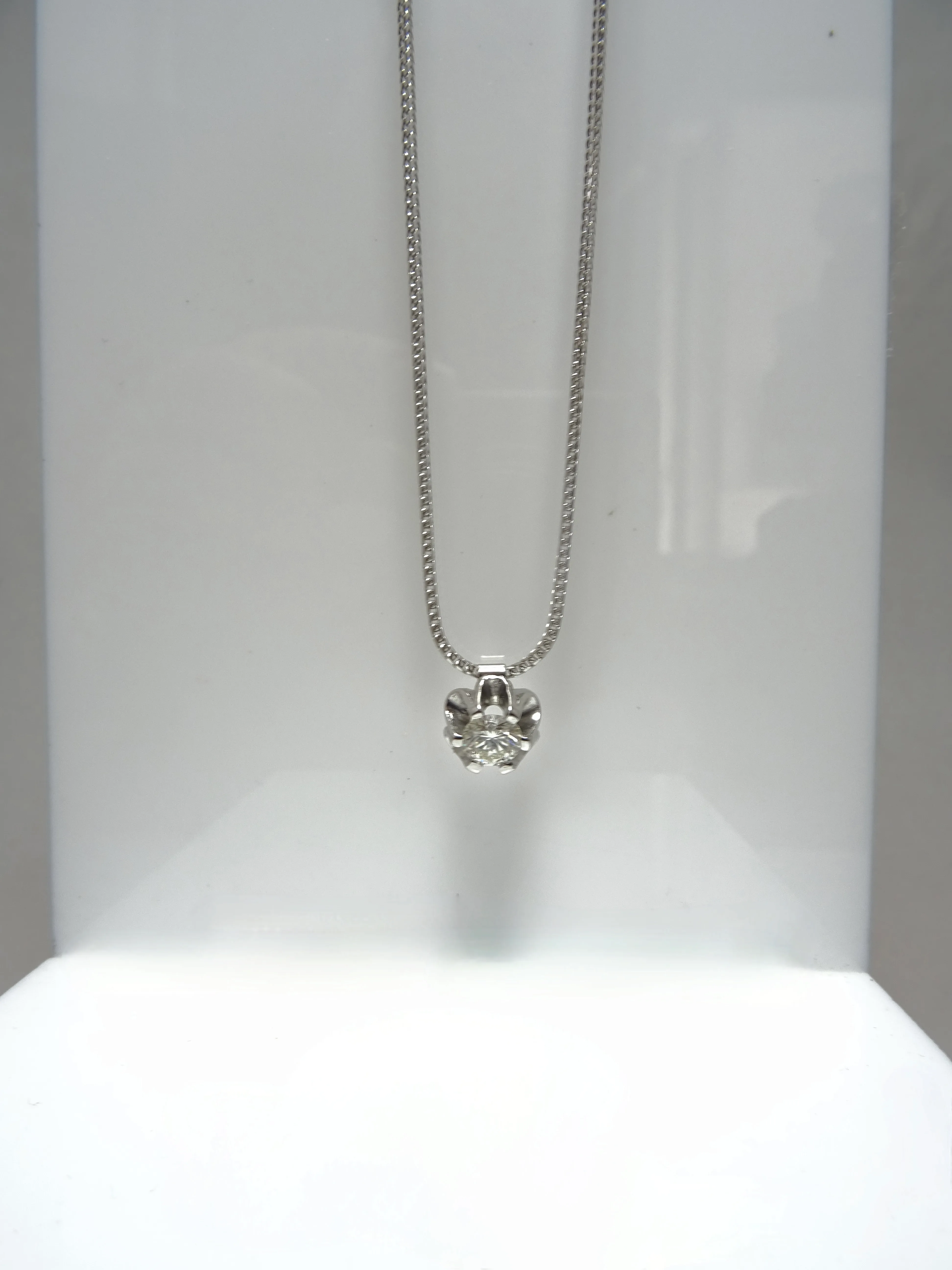1 collana con punto luce da 0.50ct