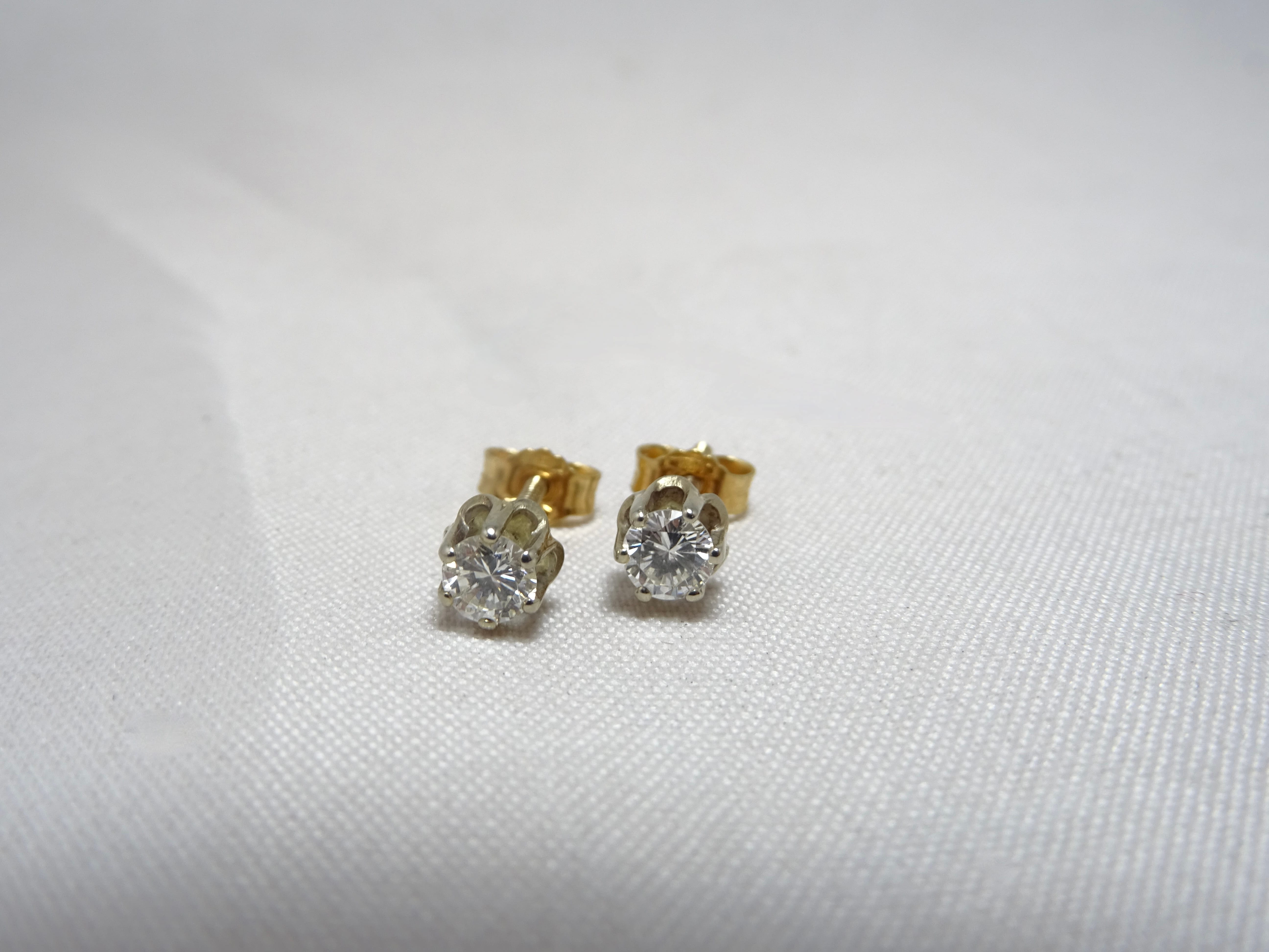 Orecchini punto luce di diamante da 0.40ct