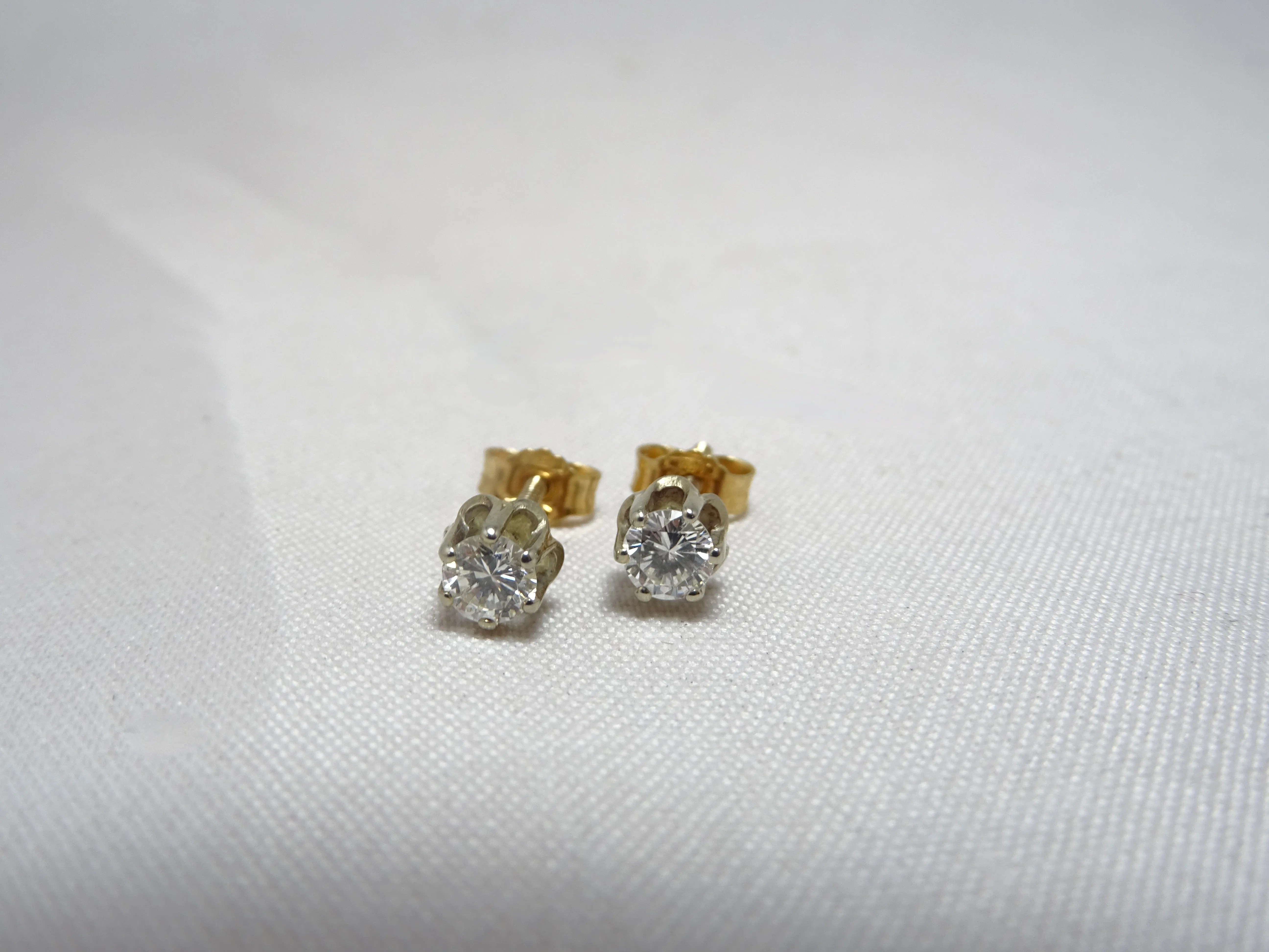 Orecchini punto luce di diamante da 0.40ct