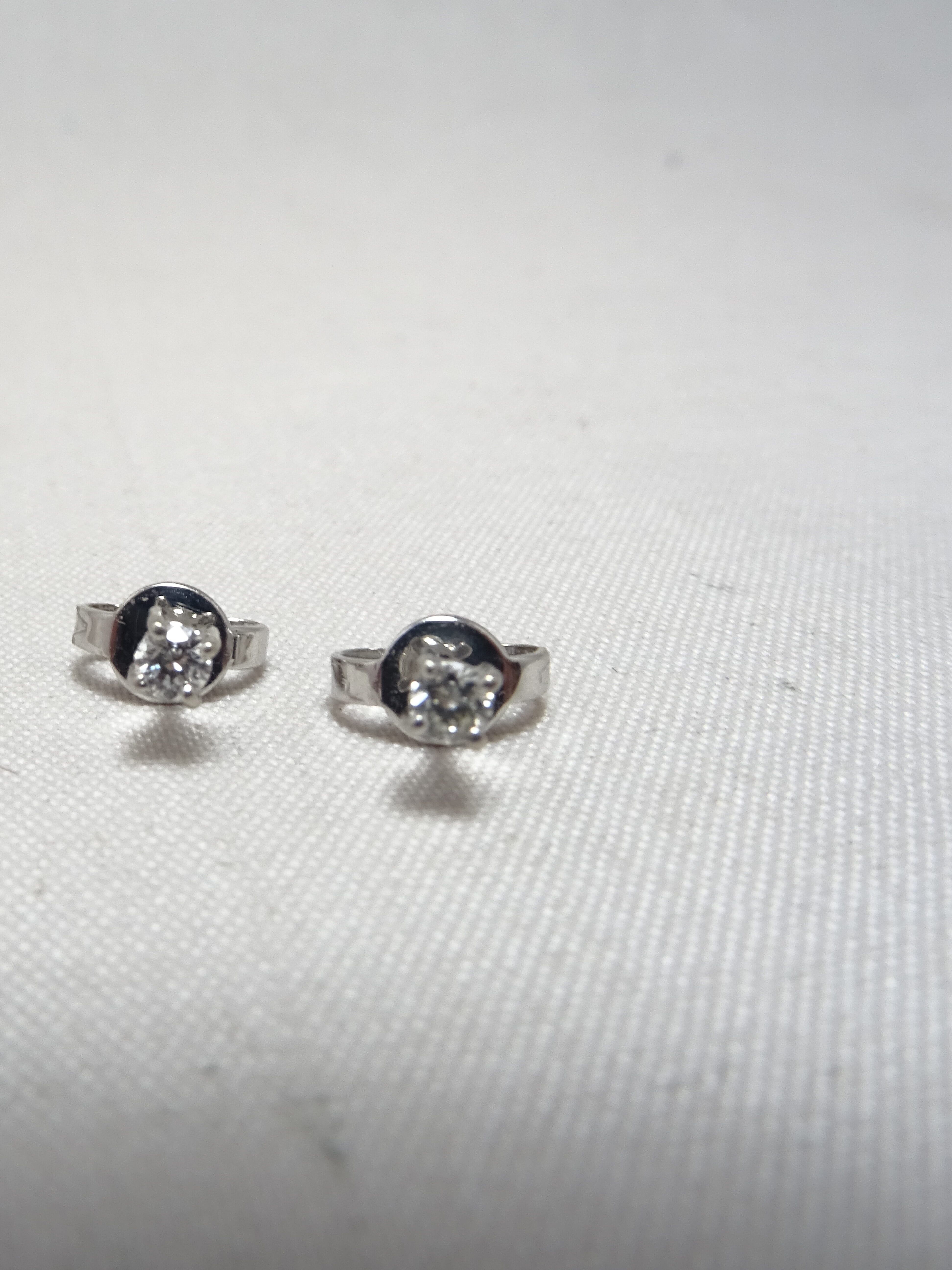 orecchini punto luce da 0.10ct