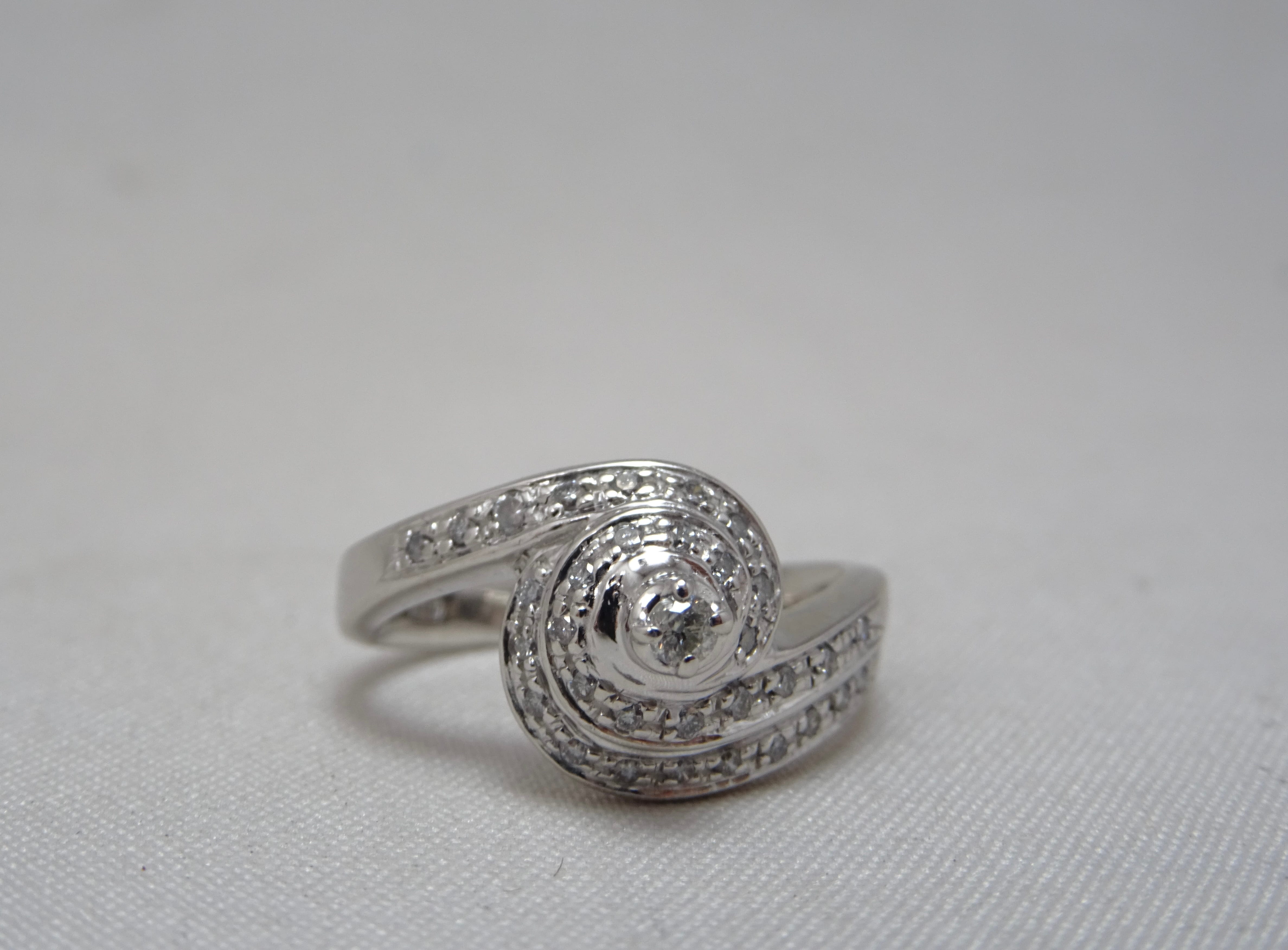 Anello spirale di diamanti 0.37ct