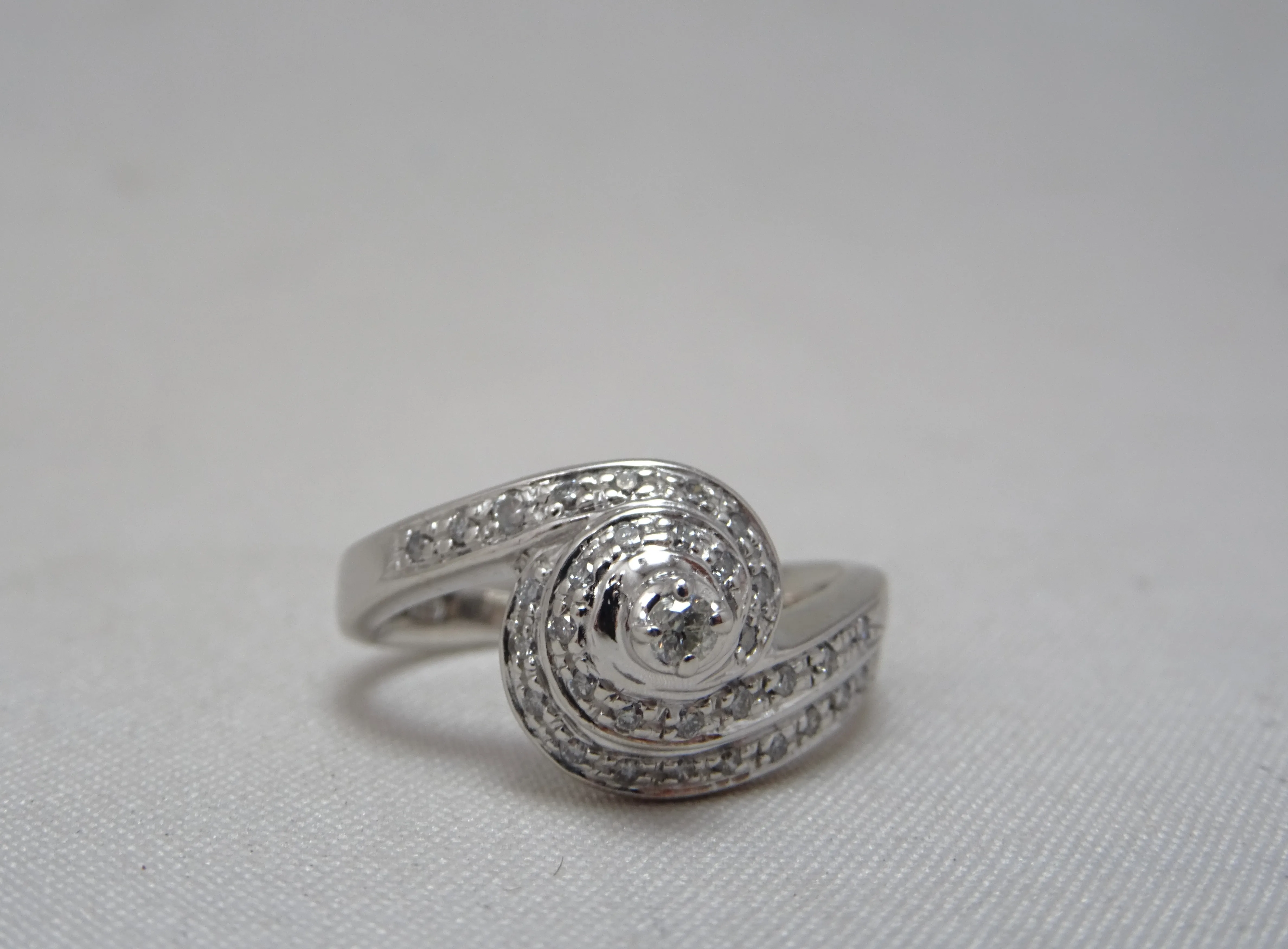 Anello spirale di diamanti 0.37ct