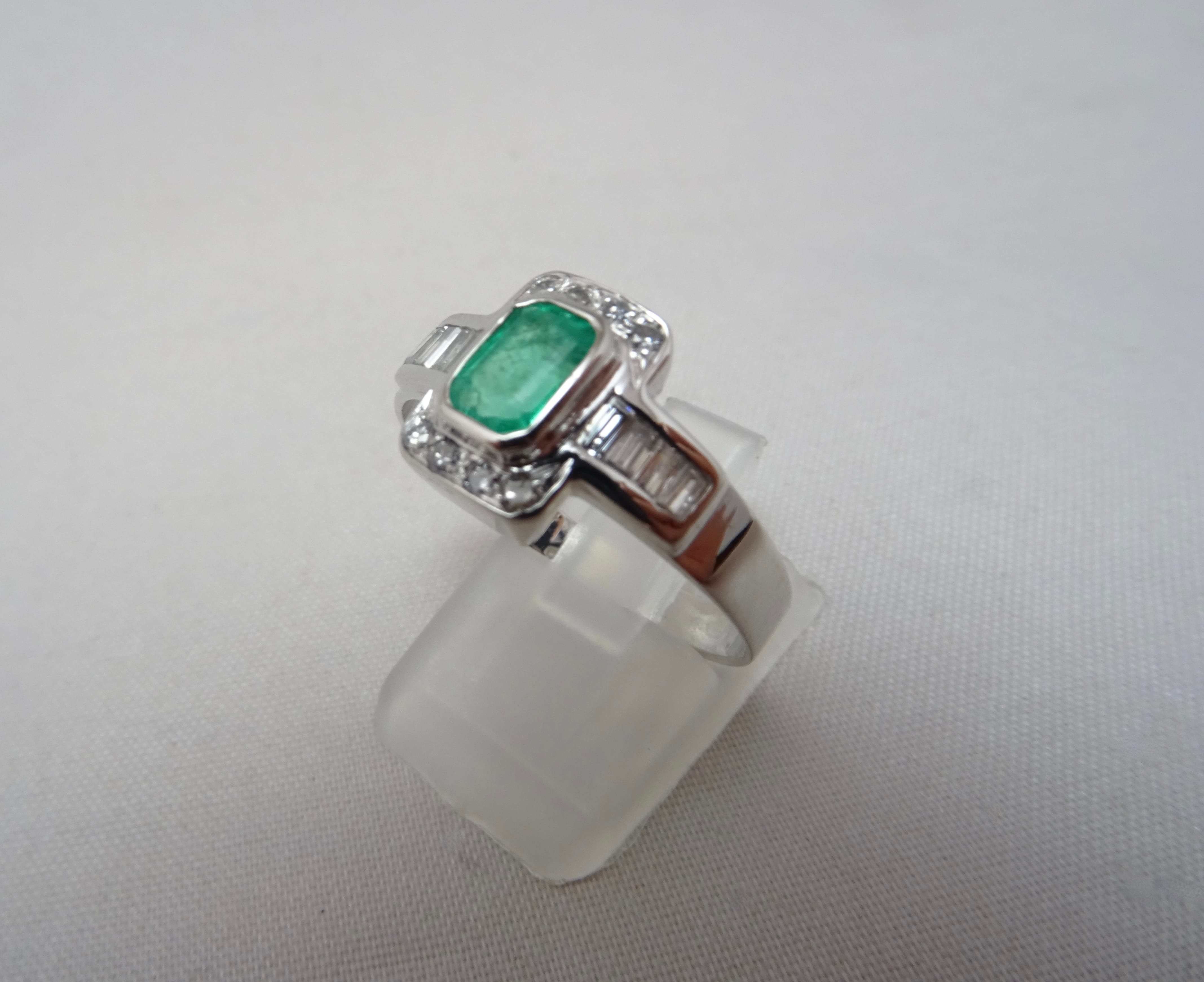 Anello smeraldo e diamanti
