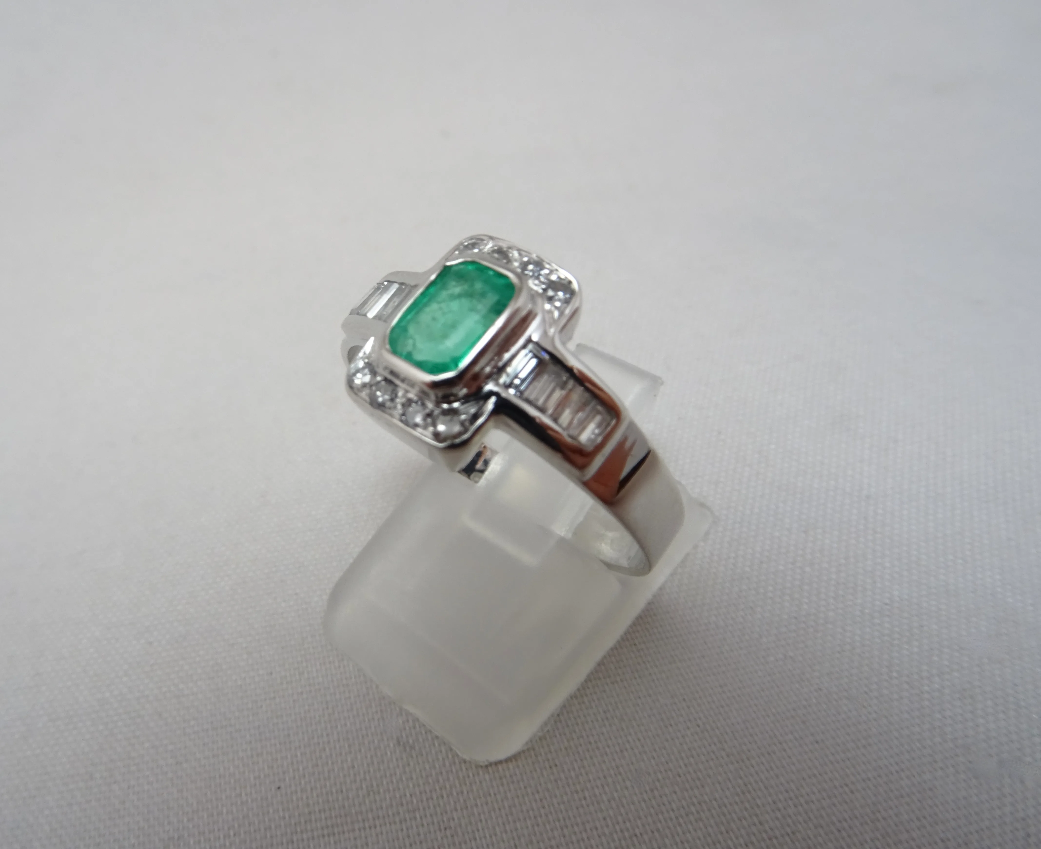 Anello smeraldo e diamanti