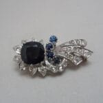 Spilla antica con zaffiro 6,40+0.60ct e diamanti 1,1ct