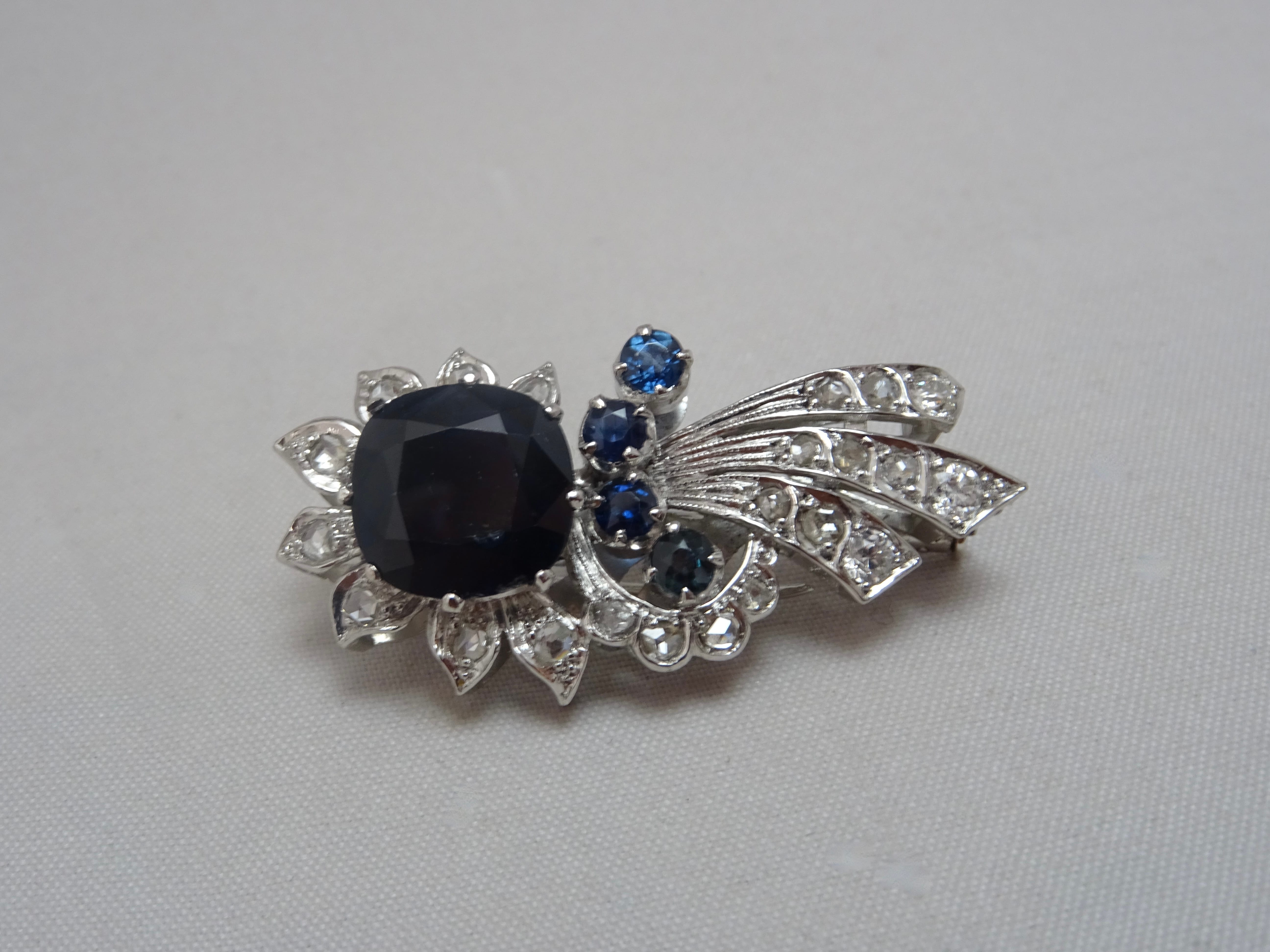 Spilla antica con zaffiro 6,40+0.60ct e diamanti 1,1ct